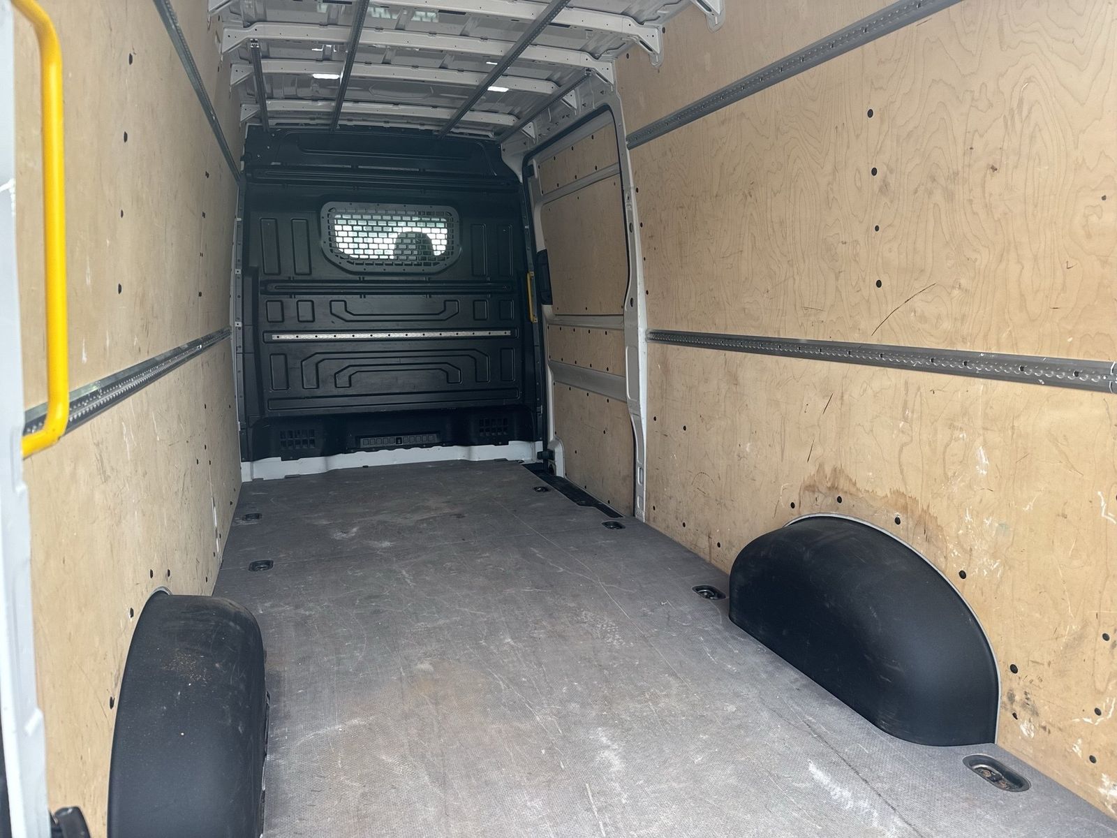 Fahrzeug autohaus mense Fahrzeugabbildung Volkswagen Crafter 35 Kasten 2.0 TDI HD LR RearView Klima - mit KI generiert/bearbeitet