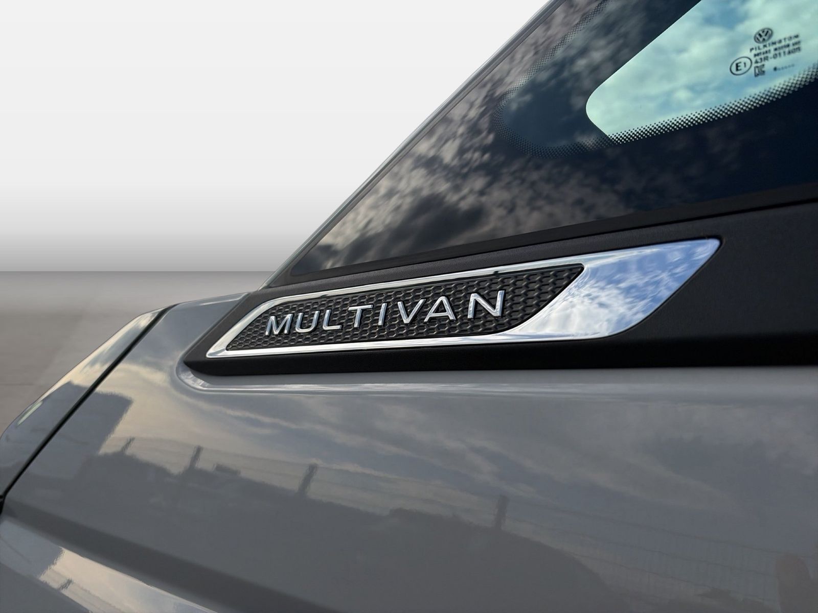 Fahrzeugabbildung Volkswagen Multivan Life Generation Motor: 2.0 l TDI SCR 11 - mit KI generiert/bearbeitet