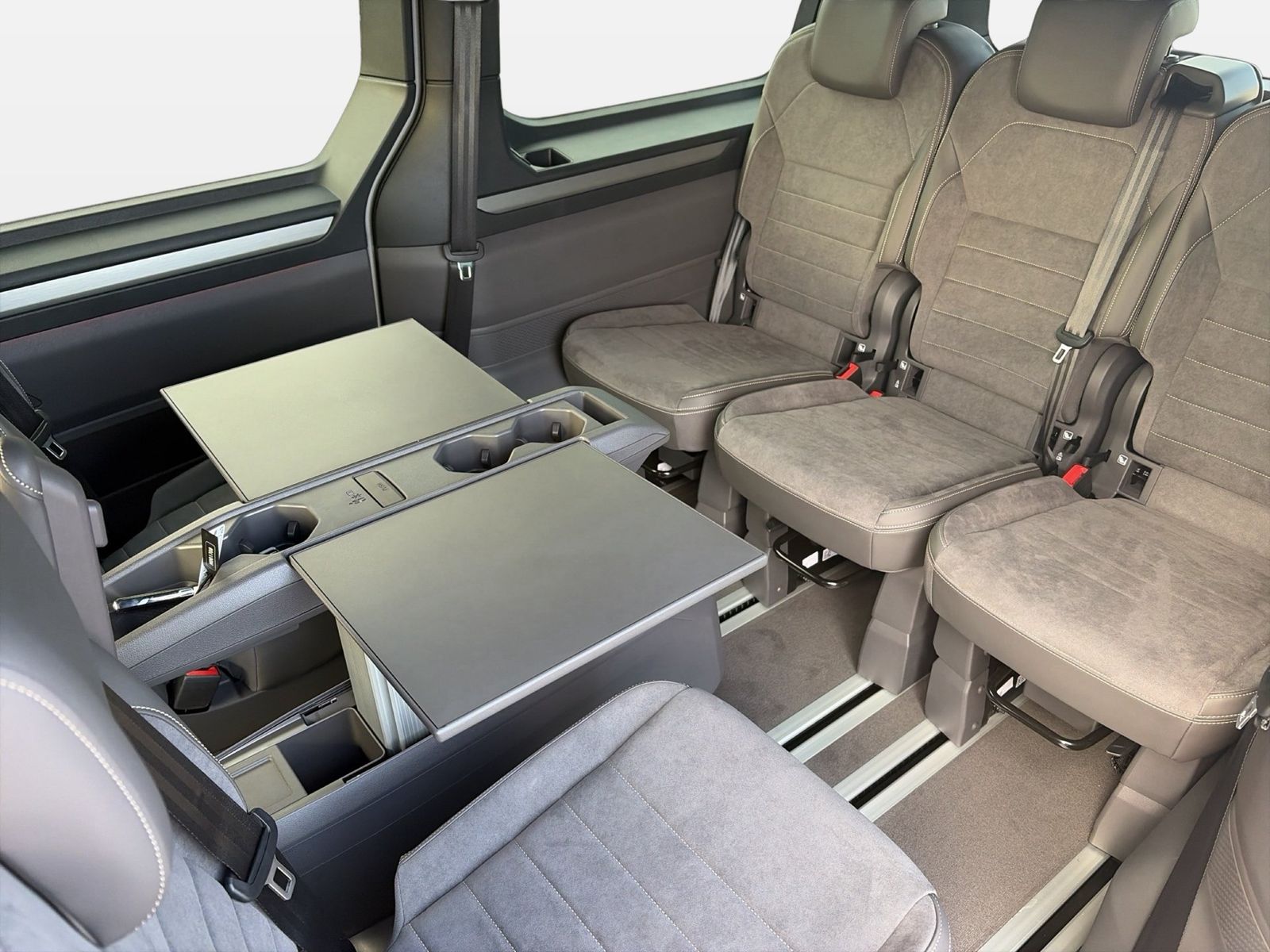 Fahrzeugabbildung Volkswagen Multivan Life Generation Motor: 2.0 l TDI SCR 11 - mit KI generiert/bearbeitet