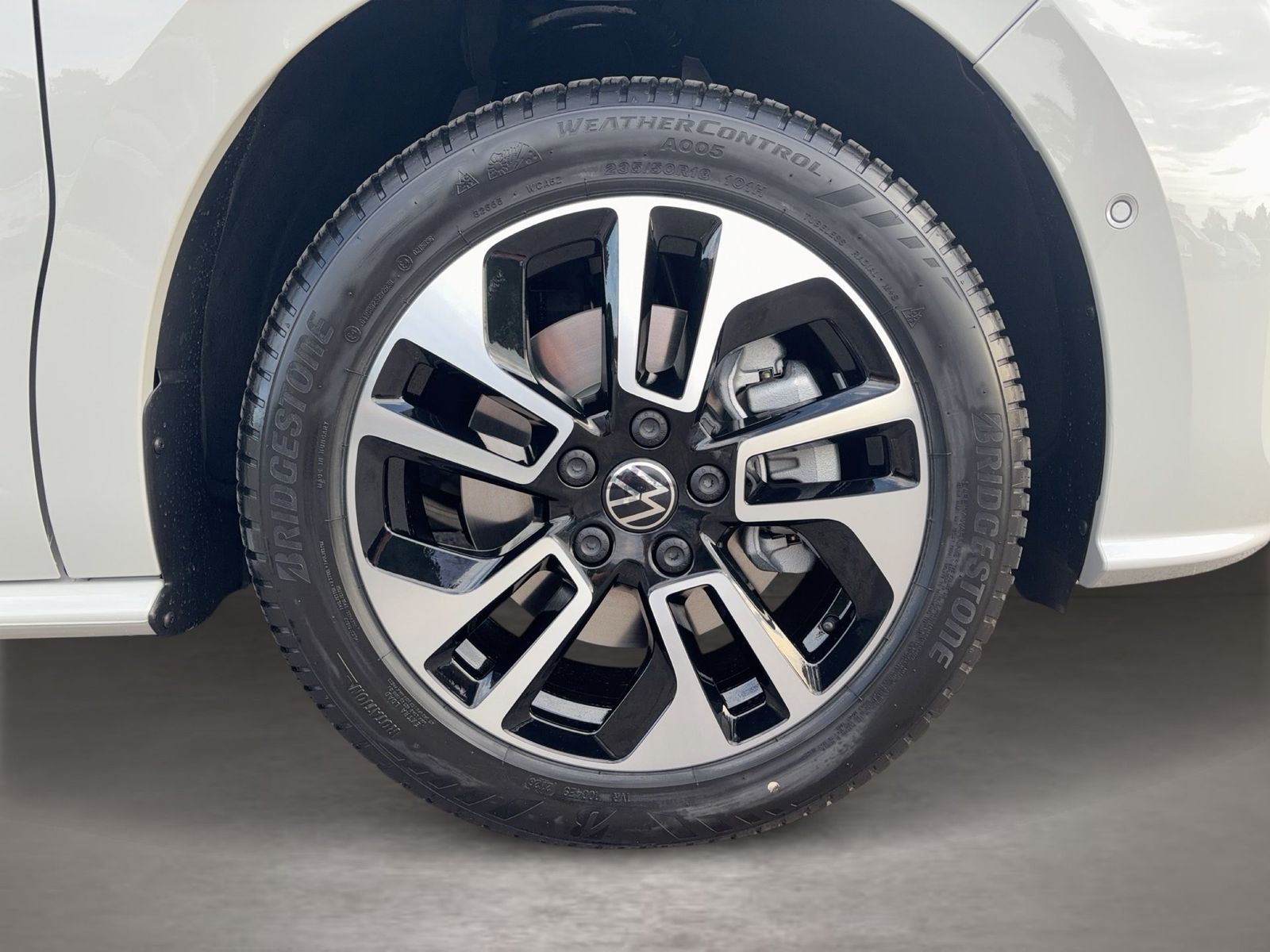Fahrzeugabbildung Volkswagen Multivan Life Generation Motor: 2.0 l TDI SCR 11 - mit KI generiert/bearbeitet
