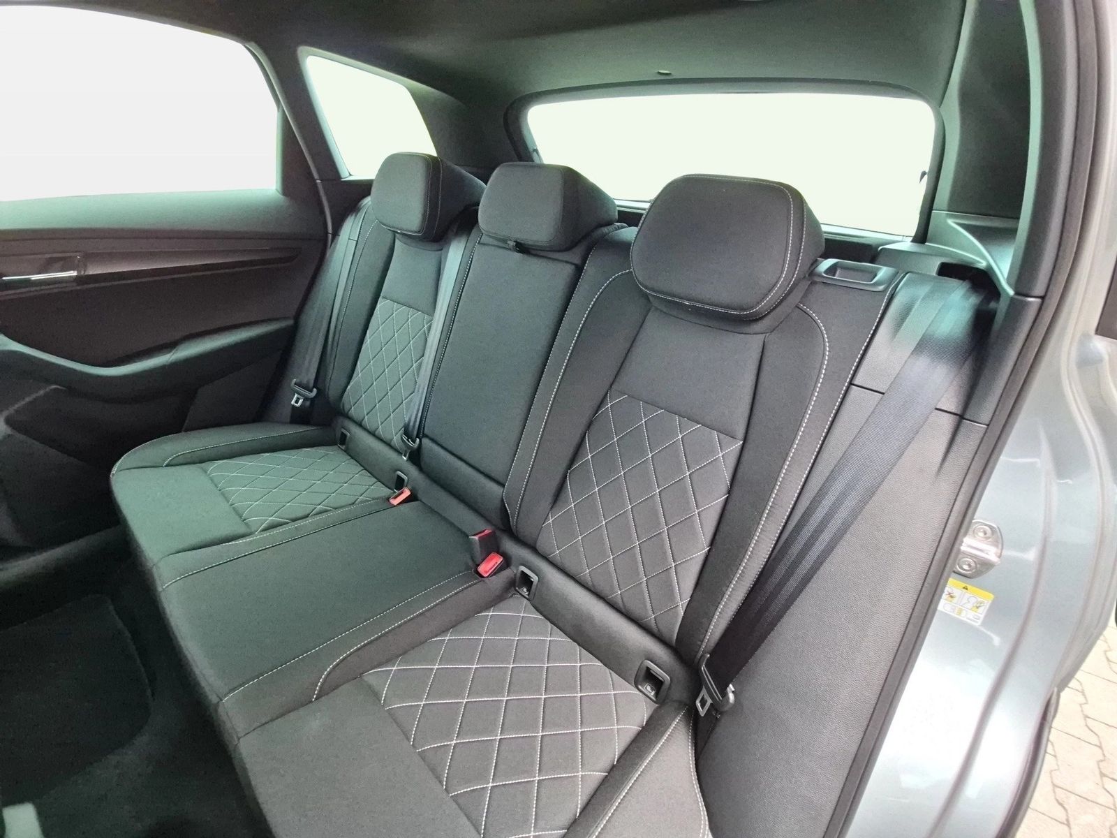 Fahrzeugabbildung SKODA Karoq 1.5 TSI ACT Sportline Matrix AHK 4xSHZG LM - mit KI generiert/bearbeitet