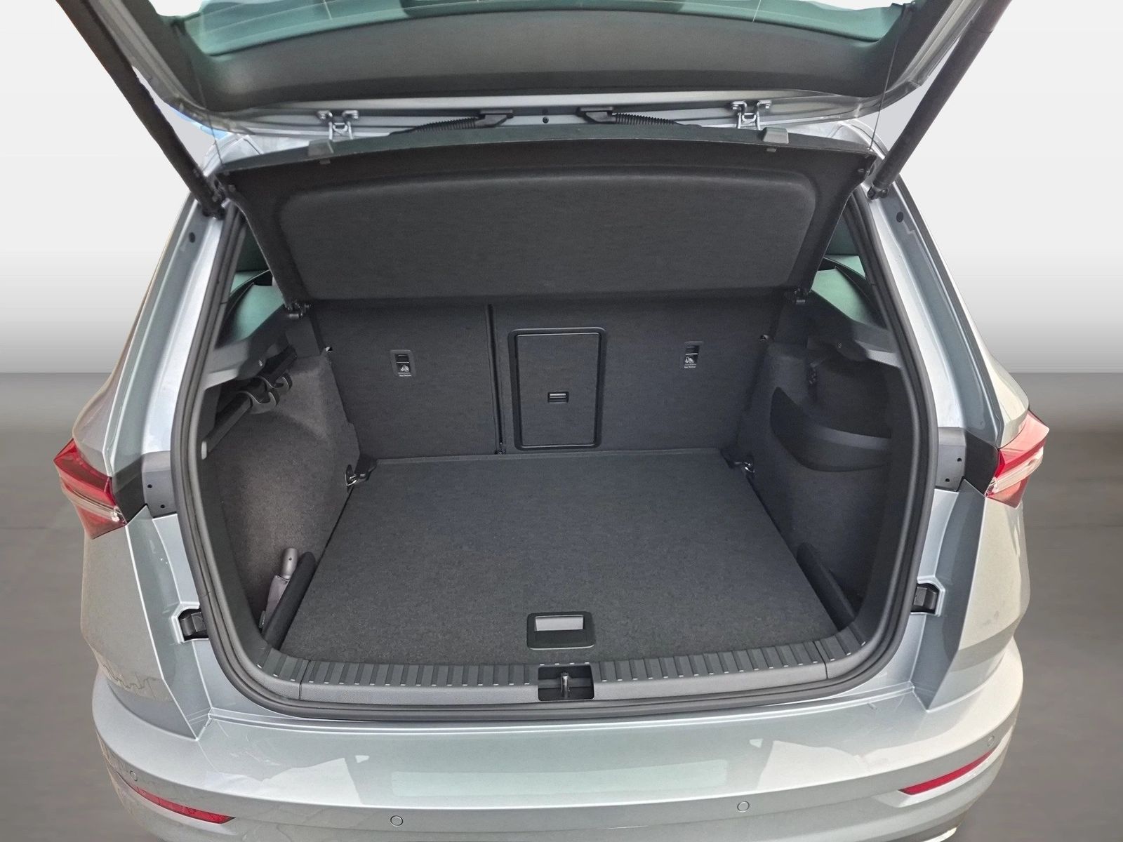 Fahrzeugabbildung SKODA Karoq 1.5 TSI ACT Sportline Matrix AHK 4xSHZG LM - mit KI generiert/bearbeitet
