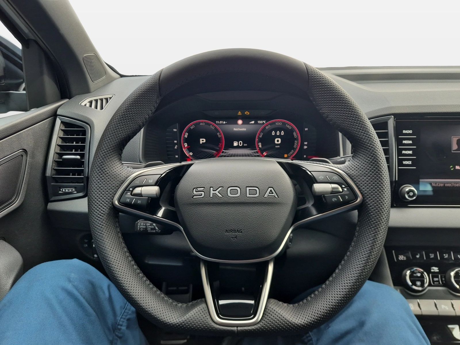 Fahrzeugabbildung SKODA Karoq 1.5 TSI ACT Sportline Matrix AHK 4xSHZG LM - mit KI generiert/bearbeitet