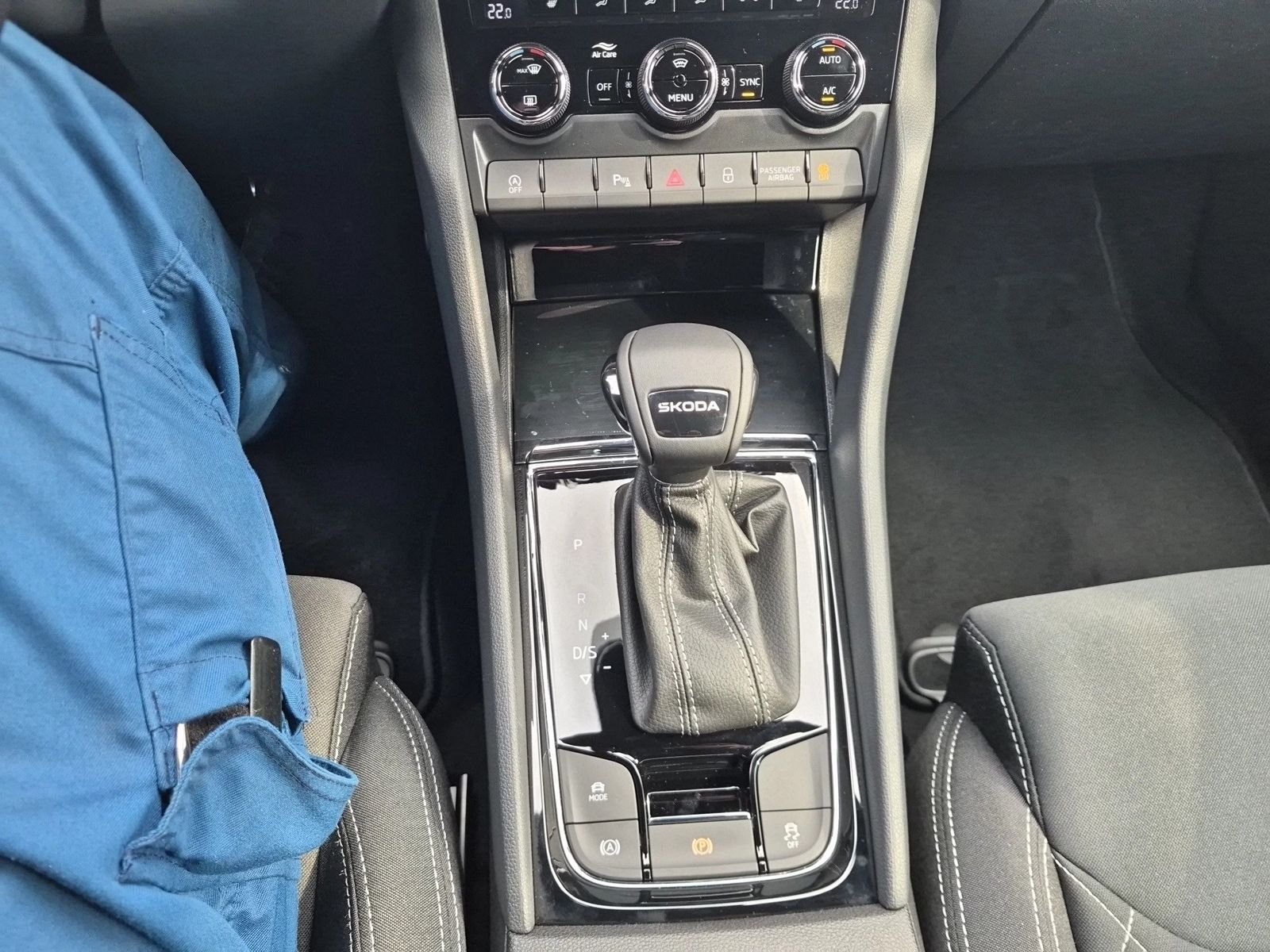 Fahrzeugabbildung SKODA Karoq 1.5 TSI ACT Sportline Matrix AHK 4xSHZG LM - mit KI generiert/bearbeitet