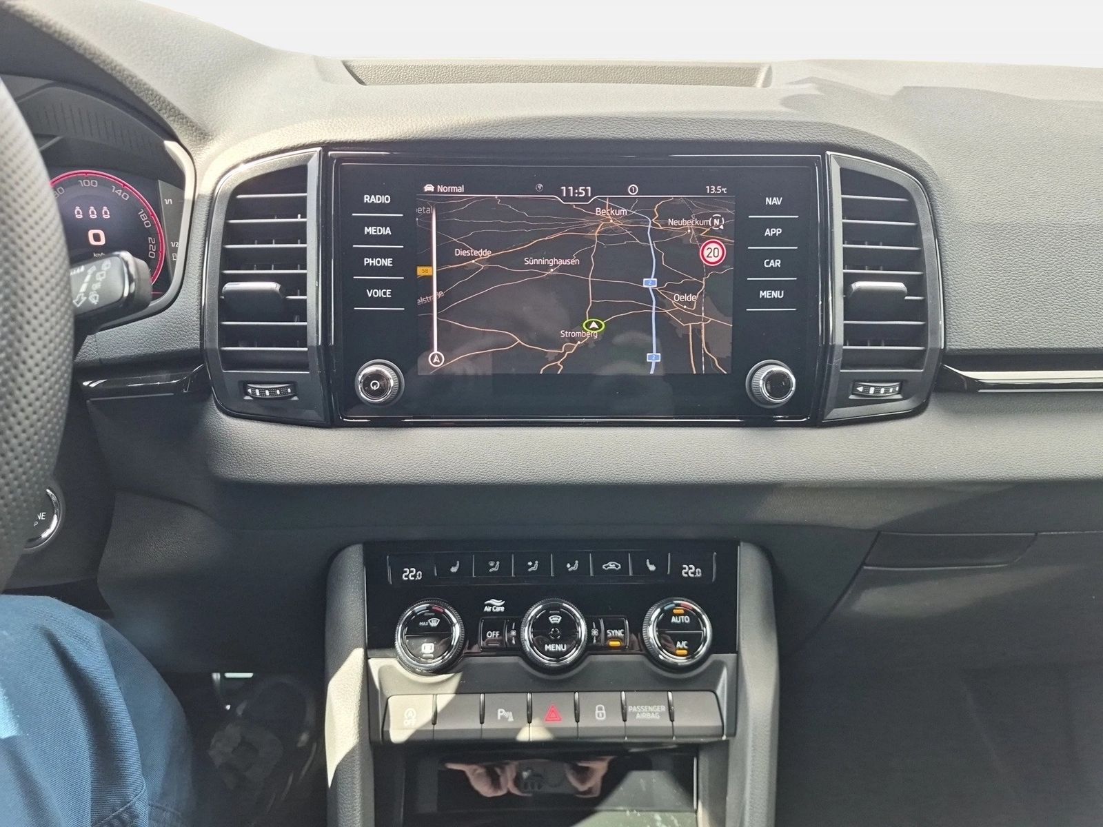 Fahrzeugabbildung SKODA Karoq 1.5 TSI ACT Sportline Matrix AHK 4xSHZG LM - mit KI generiert/bearbeitet