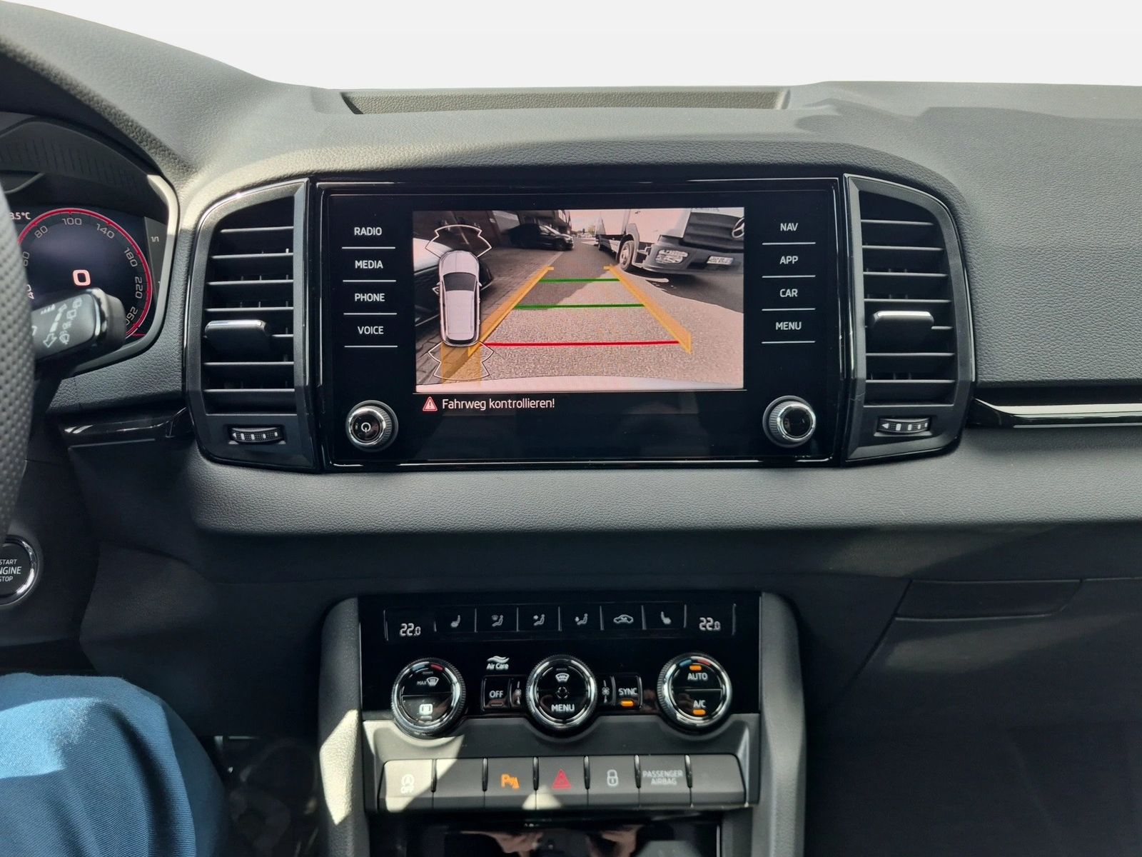 Fahrzeugabbildung SKODA Karoq 1.5 TSI ACT Sportline Matrix AHK 4xSHZG LM - mit KI generiert/bearbeitet