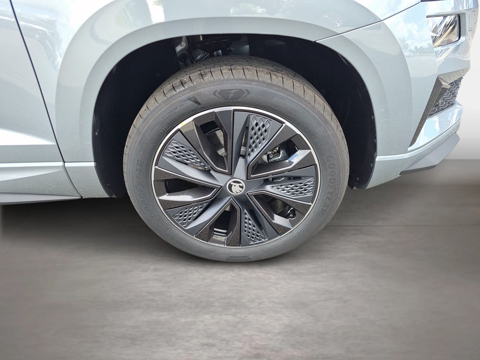 Fahrzeugabbildung SKODA Karoq 1.5 TSI ACT Sportline Matrix AHK 4xSHZG LM - mit KI generiert/bearbeitet