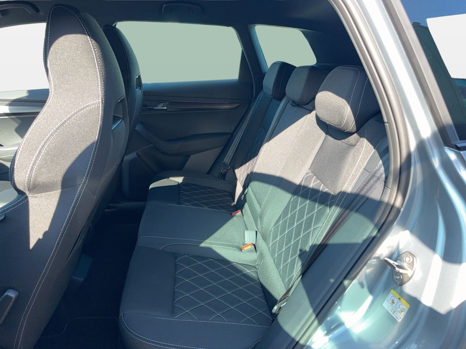 Fahrzeug autohaus mense Fahrzeugabbildung SKODA Karoq 1.5 TSI ACT Sportline Matrix AHK 4xSHZG LM - mit KI generiert/bearbeitet