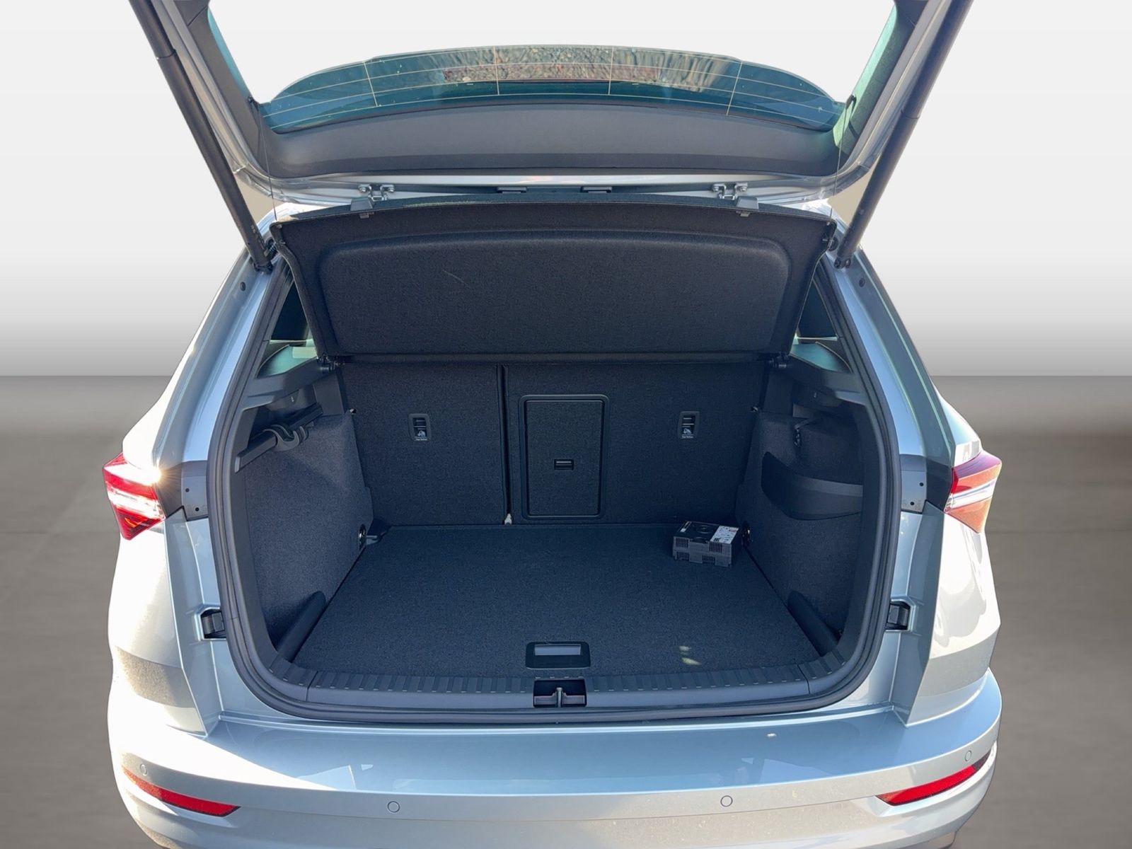 Fahrzeug autohaus mense Fahrzeugabbildung SKODA Karoq 1.5 TSI ACT Sportline Matrix AHK 4xSHZG LM - mit KI generiert/bearbeitet