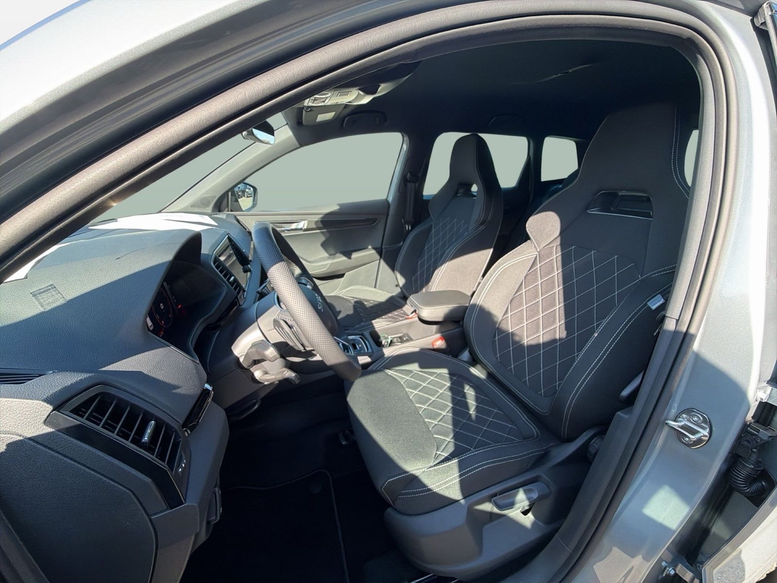 Fahrzeug autohaus mense Fahrzeugabbildung SKODA Karoq 1.5 TSI ACT Sportline Matrix AHK 4xSHZG LM - mit KI generiert/bearbeitet