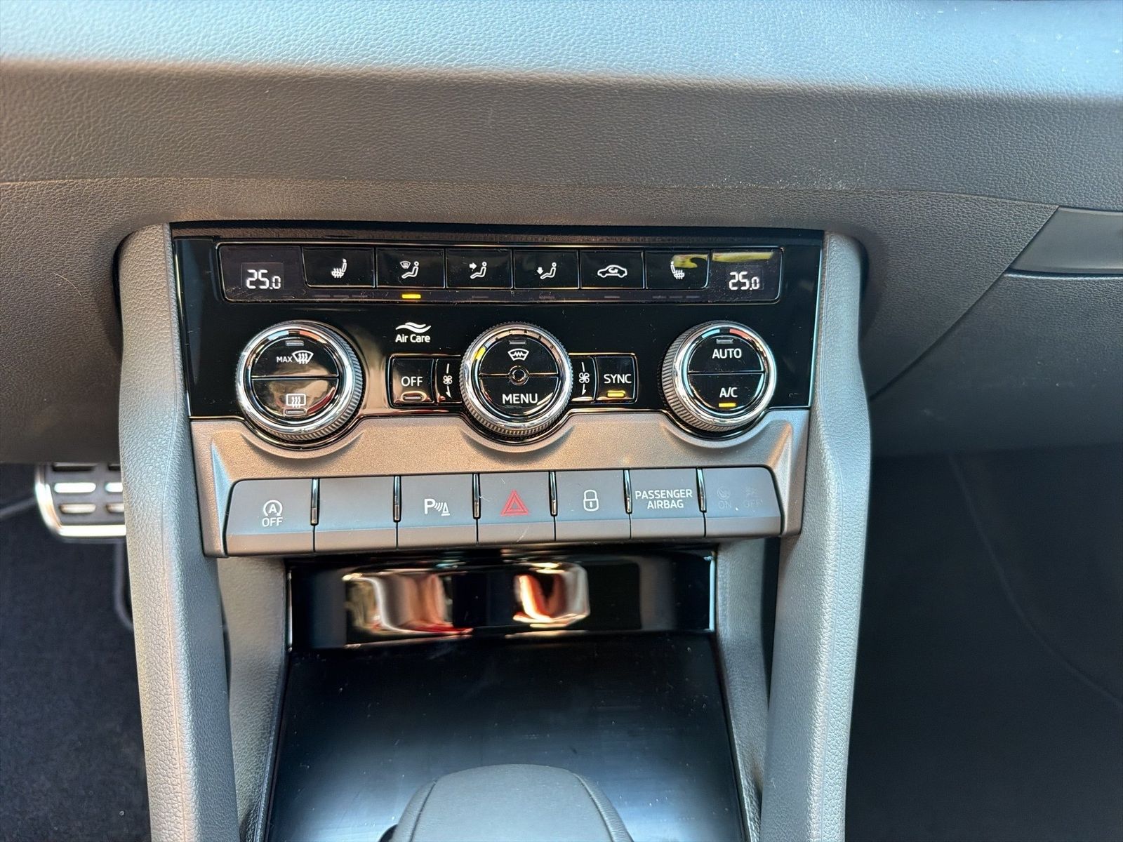 Fahrzeug autohaus mense Fahrzeugabbildung SKODA Karoq 1.5 TSI ACT Sportline Matrix AHK 4xSHZG LM - mit KI generiert/bearbeitet