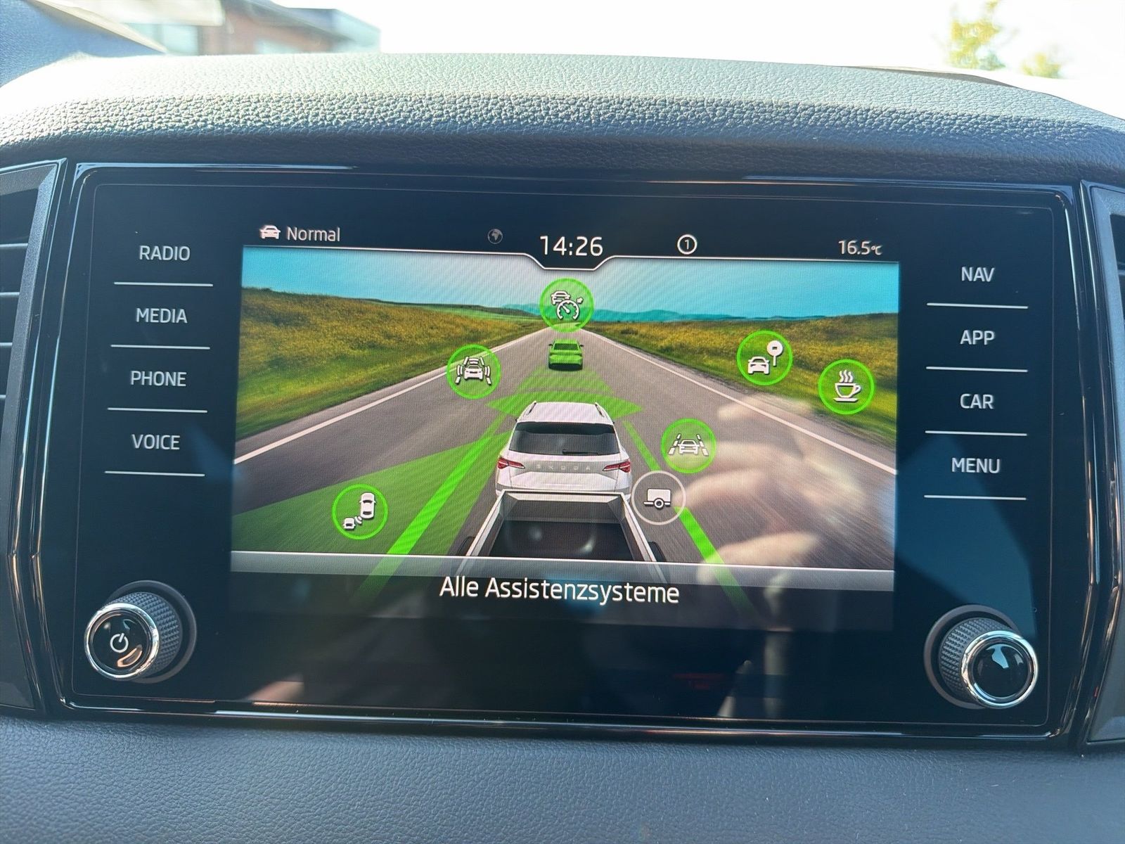 Fahrzeug autohaus mense Fahrzeugabbildung SKODA Karoq 1.5 TSI ACT Sportline Matrix AHK 4xSHZG LM - mit KI generiert/bearbeitet