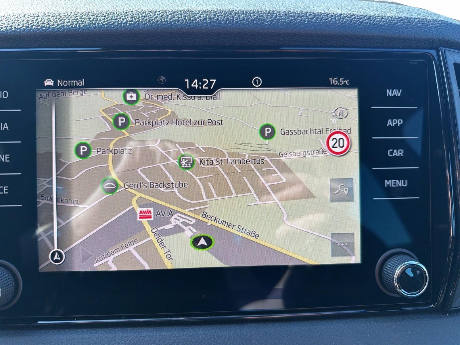Fahrzeug autohaus mense Fahrzeugabbildung SKODA Karoq 1.5 TSI ACT Sportline Matrix AHK 4xSHZG LM - mit KI generiert/bearbeitet