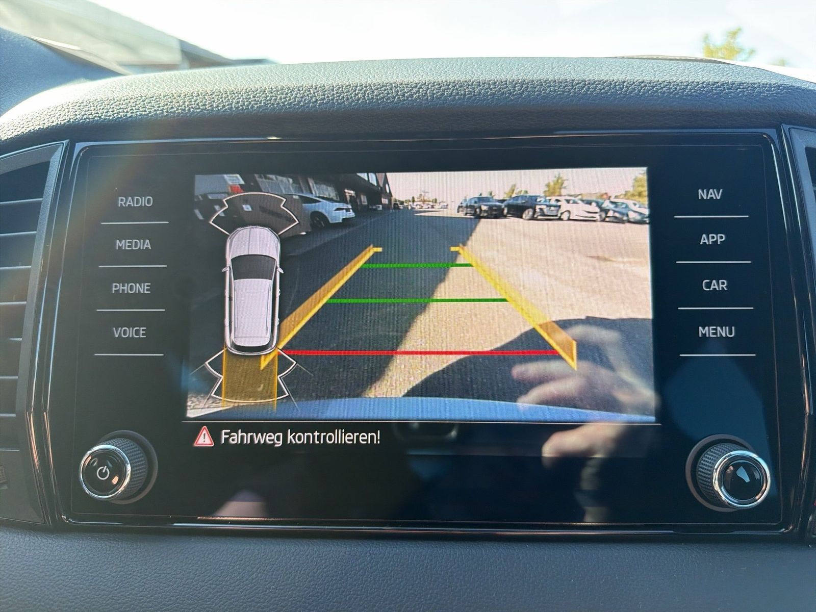 Fahrzeug autohaus mense Fahrzeugabbildung SKODA Karoq 1.5 TSI ACT Sportline Matrix AHK 4xSHZG LM - mit KI generiert/bearbeitet