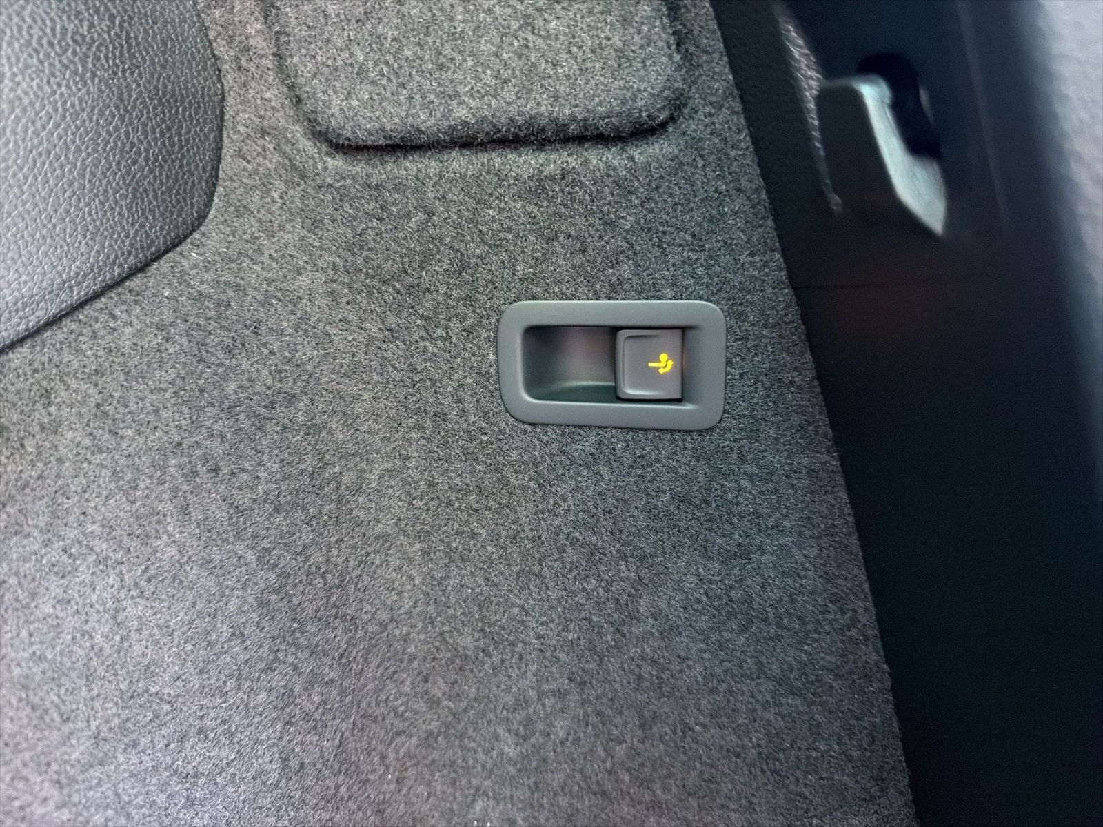 Fahrzeug autohaus mense Fahrzeugabbildung SKODA Karoq 1.5 TSI ACT Sportline Matrix AHK 4xSHZG LM - mit KI generiert/bearbeitet