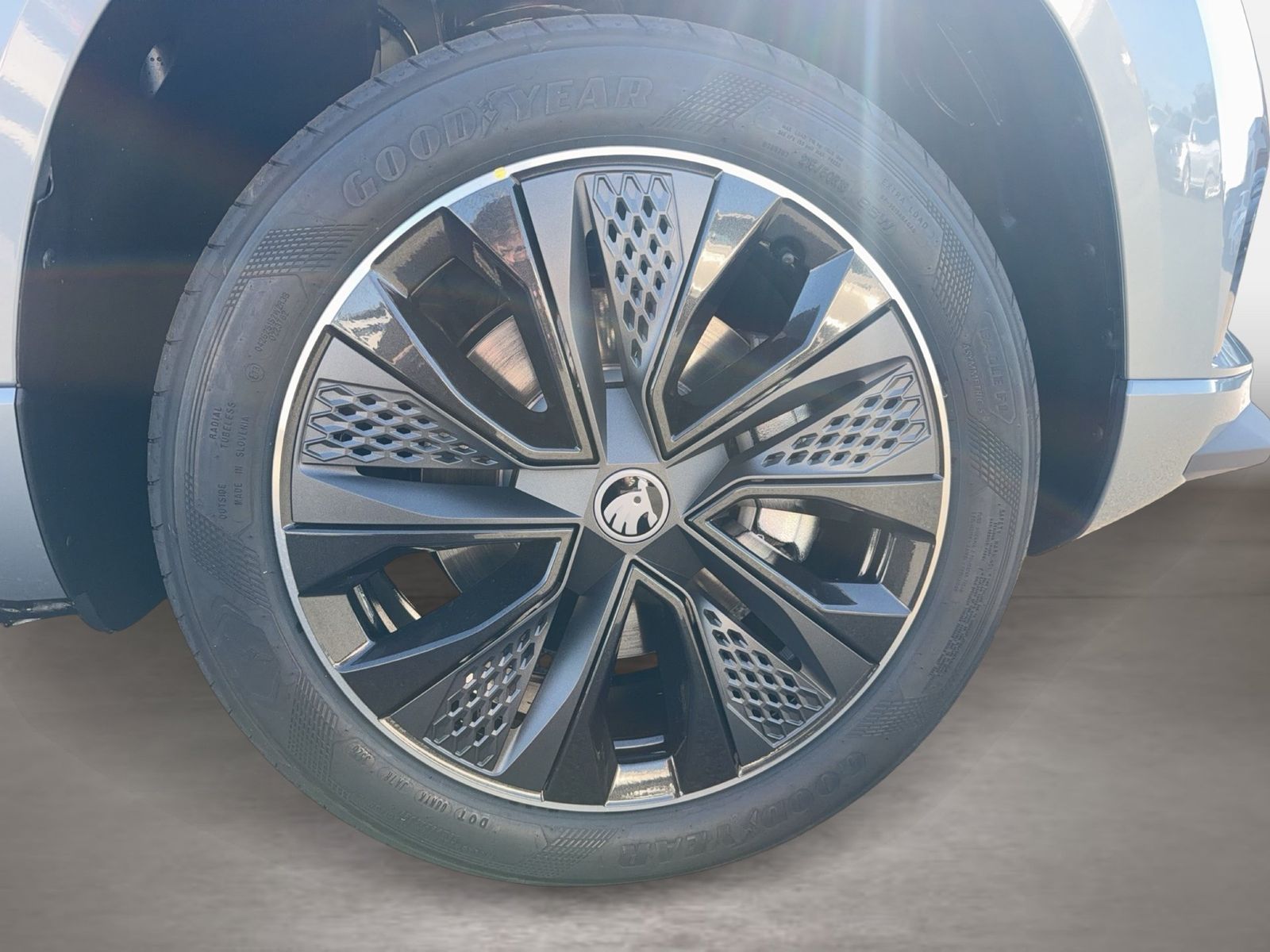 Fahrzeug autohaus mense Fahrzeugabbildung SKODA Karoq 1.5 TSI ACT Sportline Matrix AHK 4xSHZG LM - mit KI generiert/bearbeitet