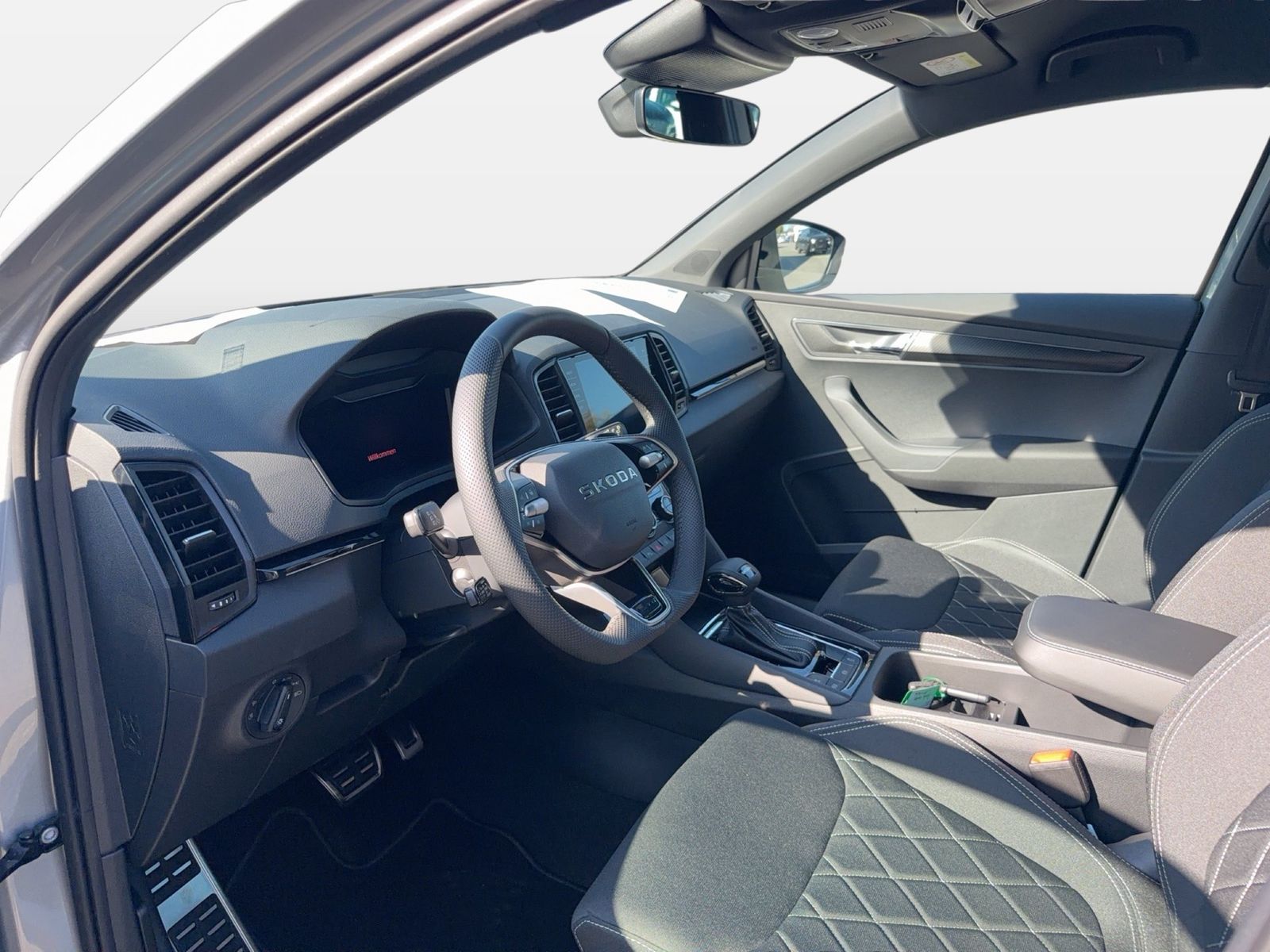 Fahrzeug autohaus mense Fahrzeugabbildung SKODA Karoq 1.5 TSI ACT Sportline Matrix AHK 4xSHZG LM - mit KI generiert/bearbeitet