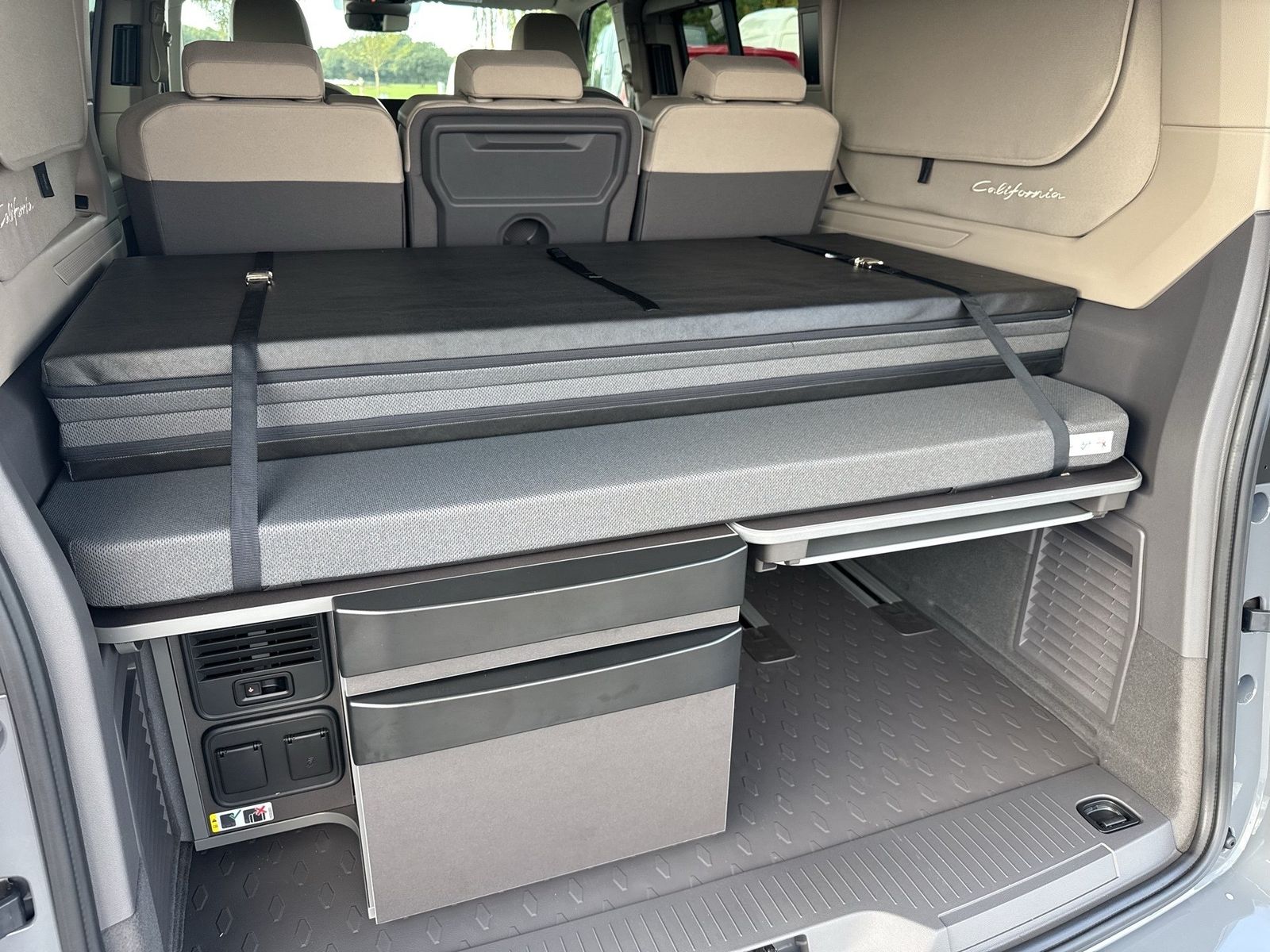 Fahrzeug autohaus mense Fahrzeugabbildung Volkswagen California Beach Camper Motor: 2.0 l TDI SCR 110 - mit KI generiert/bearbeitet