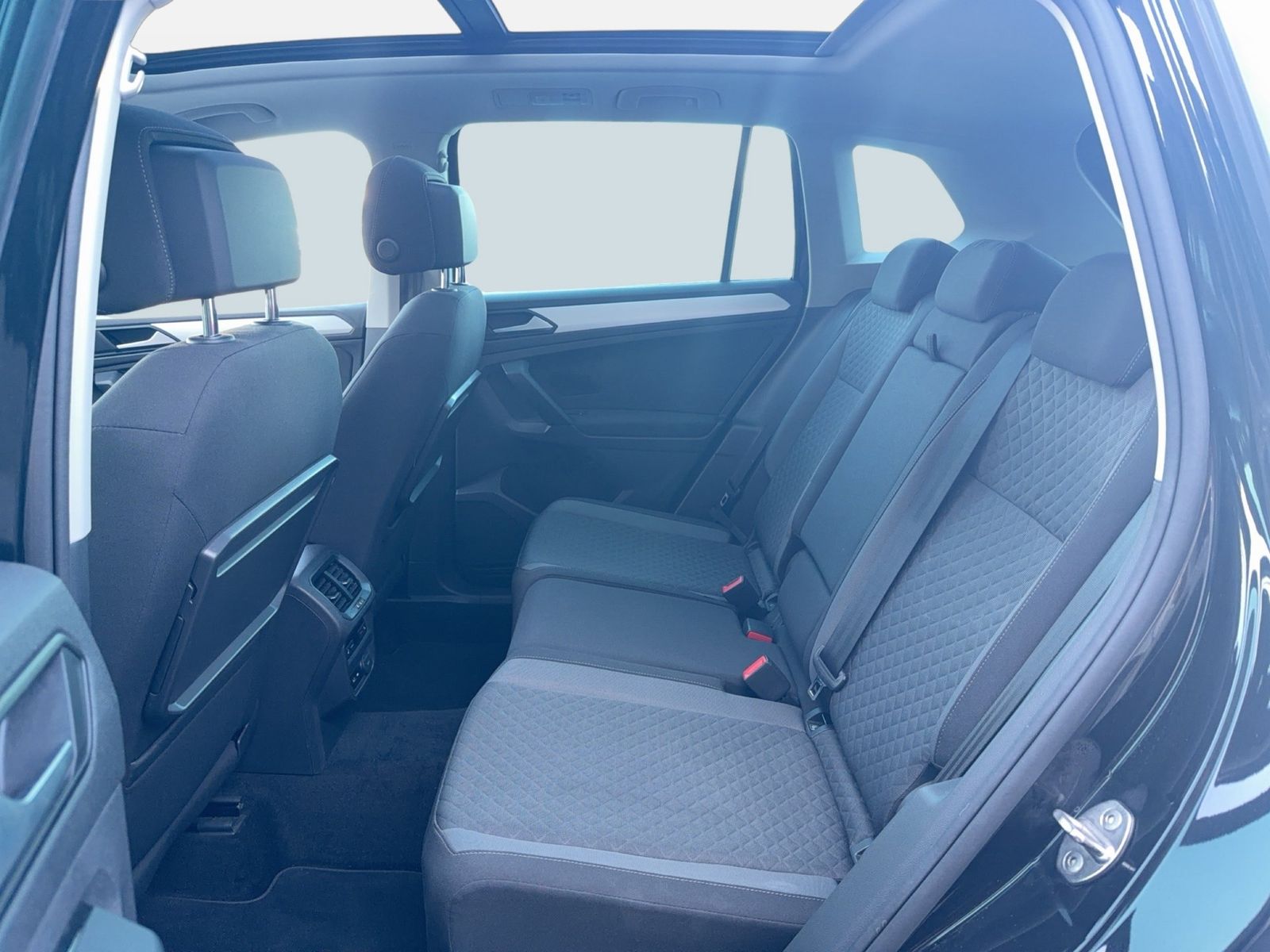 Fahrzeug autohaus mense Fahrzeugabbildung Volkswagen Tiguan 2.0 TSI DSG R-Line CarPlay|AHK|Pano|SD|LM - mit KI generiert/bearbeitet