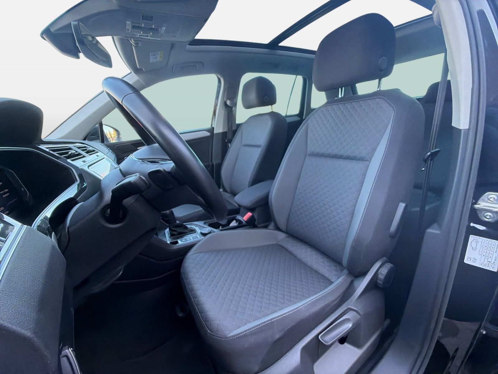 Fahrzeug autohaus mense Fahrzeugabbildung Volkswagen Tiguan 2.0 TSI DSG R-Line CarPlay|AHK|Pano|SD|LM - mit KI generiert/bearbeitet
