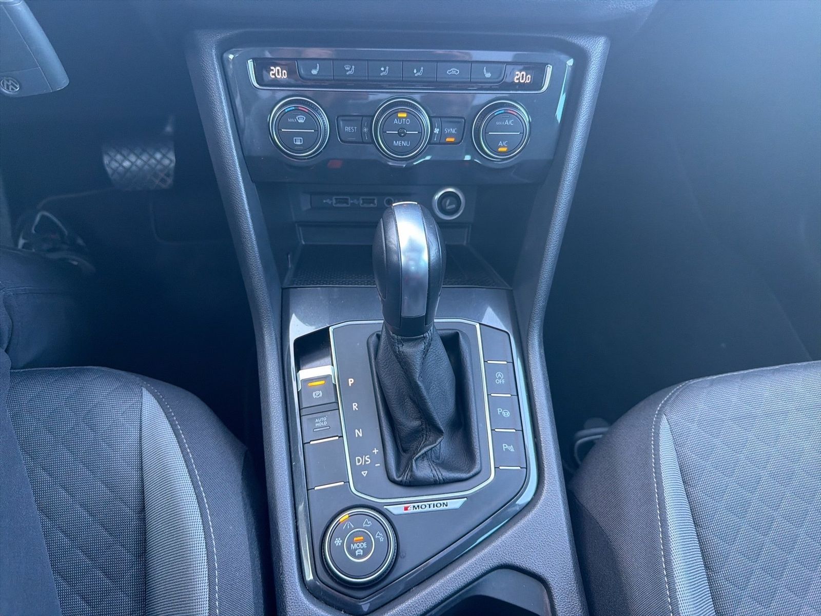 Fahrzeug autohaus mense Fahrzeugabbildung Volkswagen Tiguan 2.0 TSI DSG R-Line CarPlay|AHK|Pano|SD|LM - mit KI generiert/bearbeitet