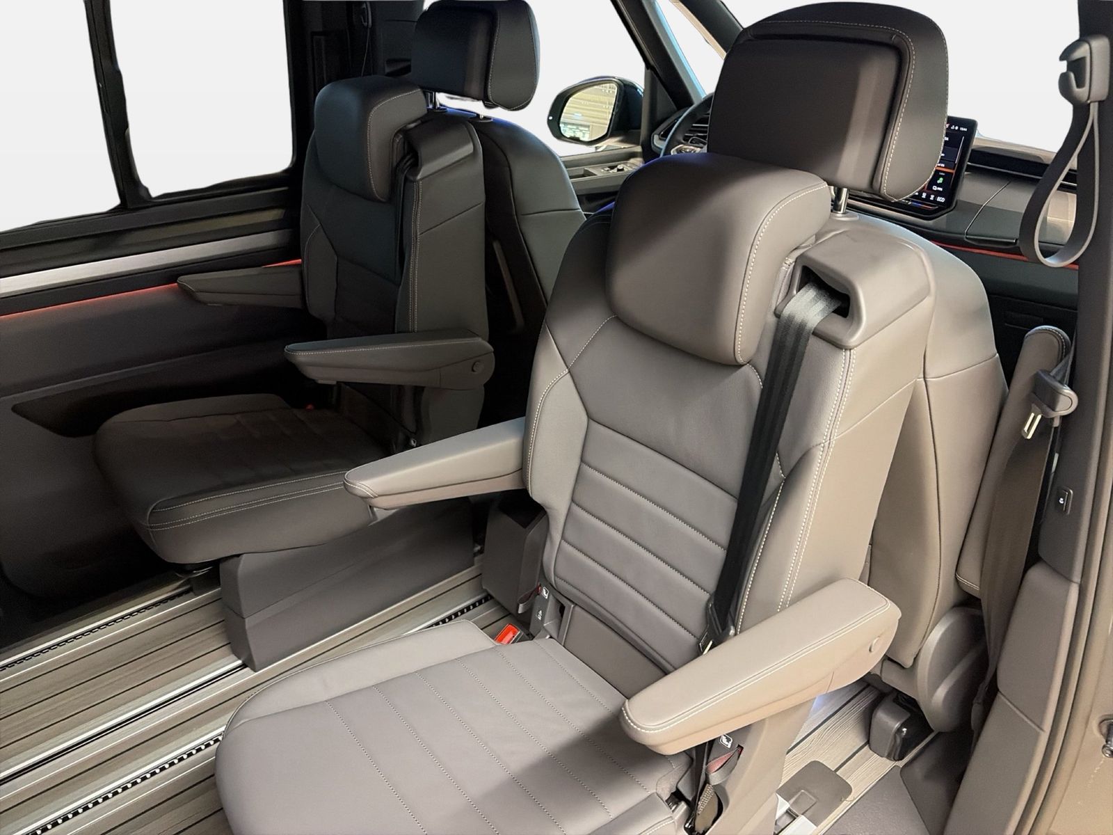 Fahrzeug autohaus mense Fahrzeugabbildung Volkswagen Multivan T7 Generation 1.5 eHybrid 4M 130kW DSG - mit KI generiert/bearbeitet