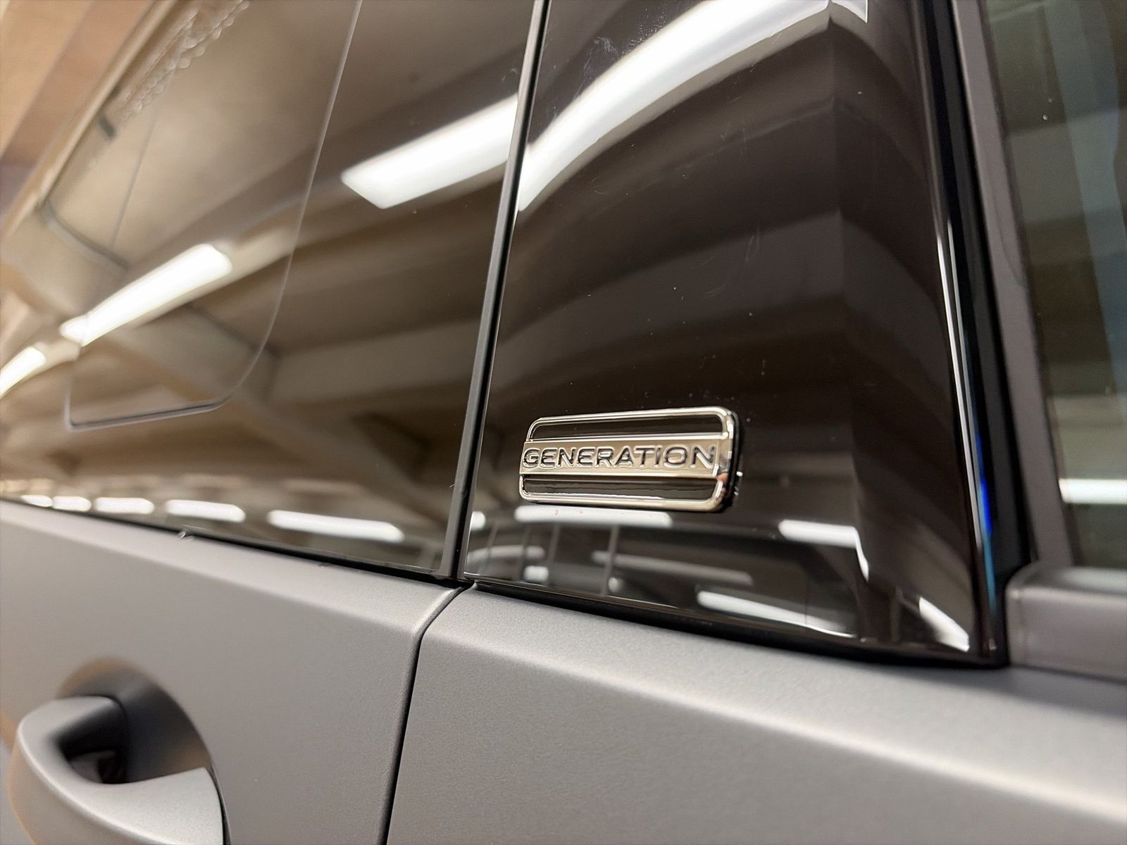 Fahrzeug autohaus mense Fahrzeugabbildung Volkswagen Multivan T7 Generation 1.5 eHybrid 4M 130kW DSG - mit KI generiert/bearbeitet