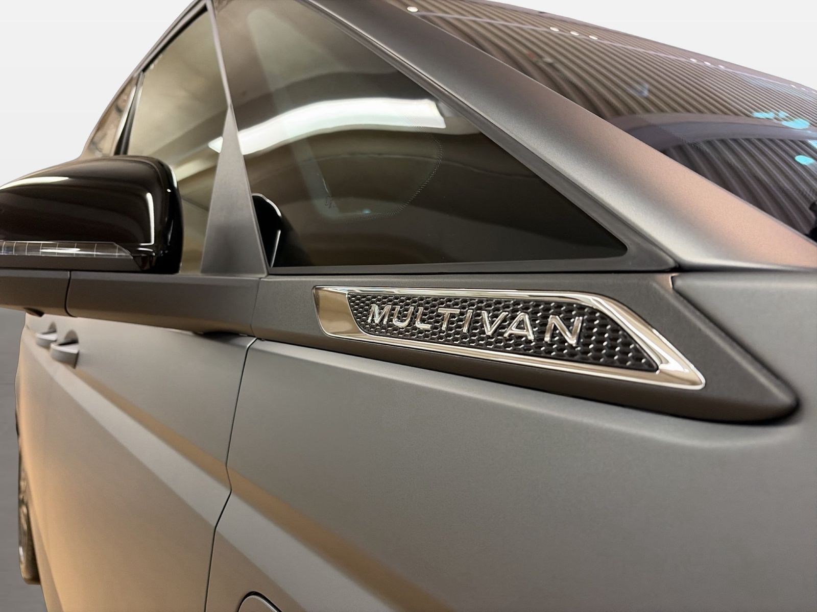 Fahrzeug autohaus mense Fahrzeugabbildung Volkswagen Multivan T7 Generation 1.5 eHybrid 4M 130kW DSG - mit KI generiert/bearbeitet