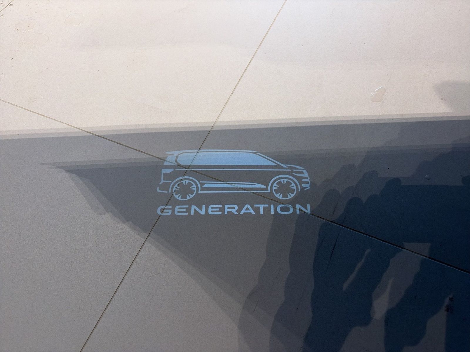 Fahrzeug autohaus mense Fahrzeugabbildung Volkswagen Multivan T7 Generation 1.5 eHybrid 4M 130kW DSG - mit KI generiert/bearbeitet