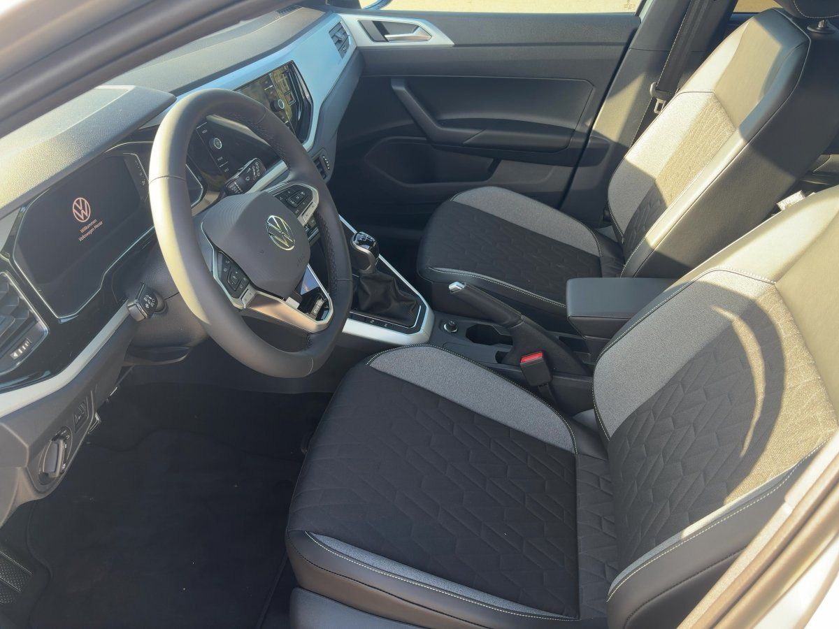 Fahrzeugabbildung Volkswagen Taigo Life 1.0 l TSI 5-Gang CarPlay ACC LED PDC - mit KI generiert/bearbeitet