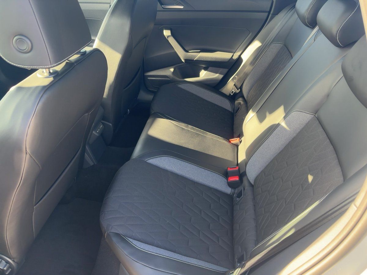 Fahrzeugabbildung Volkswagen Taigo Life 1.0 l TSI 5-Gang CarPlay ACC LED PDC - mit KI generiert/bearbeitet