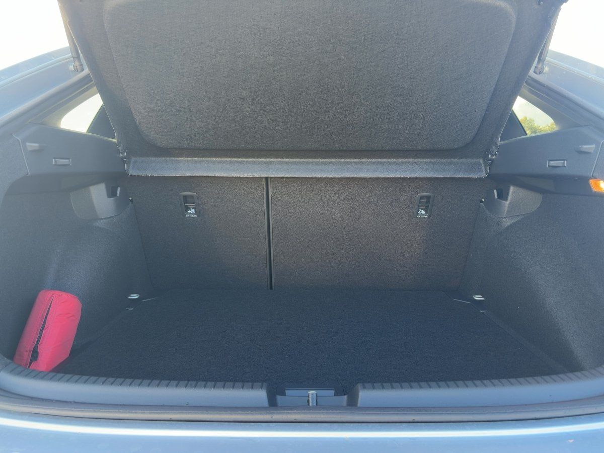 Fahrzeugabbildung Volkswagen Taigo Life 1.0 l TSI 5-Gang CarPlay ACC LED PDC - mit KI generiert/bearbeitet