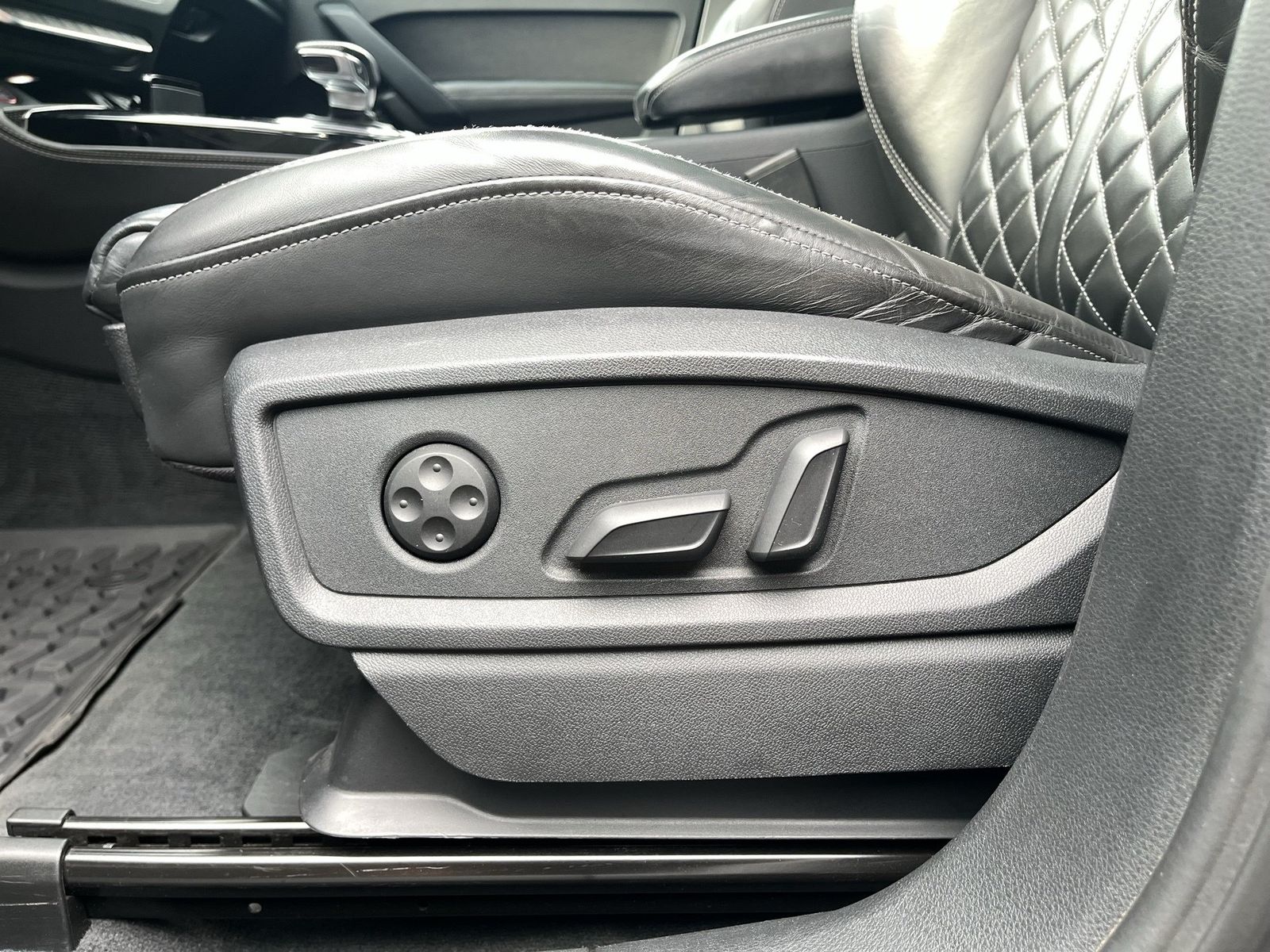 Fahrzeugabbildung Audi SQ5 Sportback 3.0 TDI Quattro Tiptronic Matrix - mit KI generiert/bearbeitet
