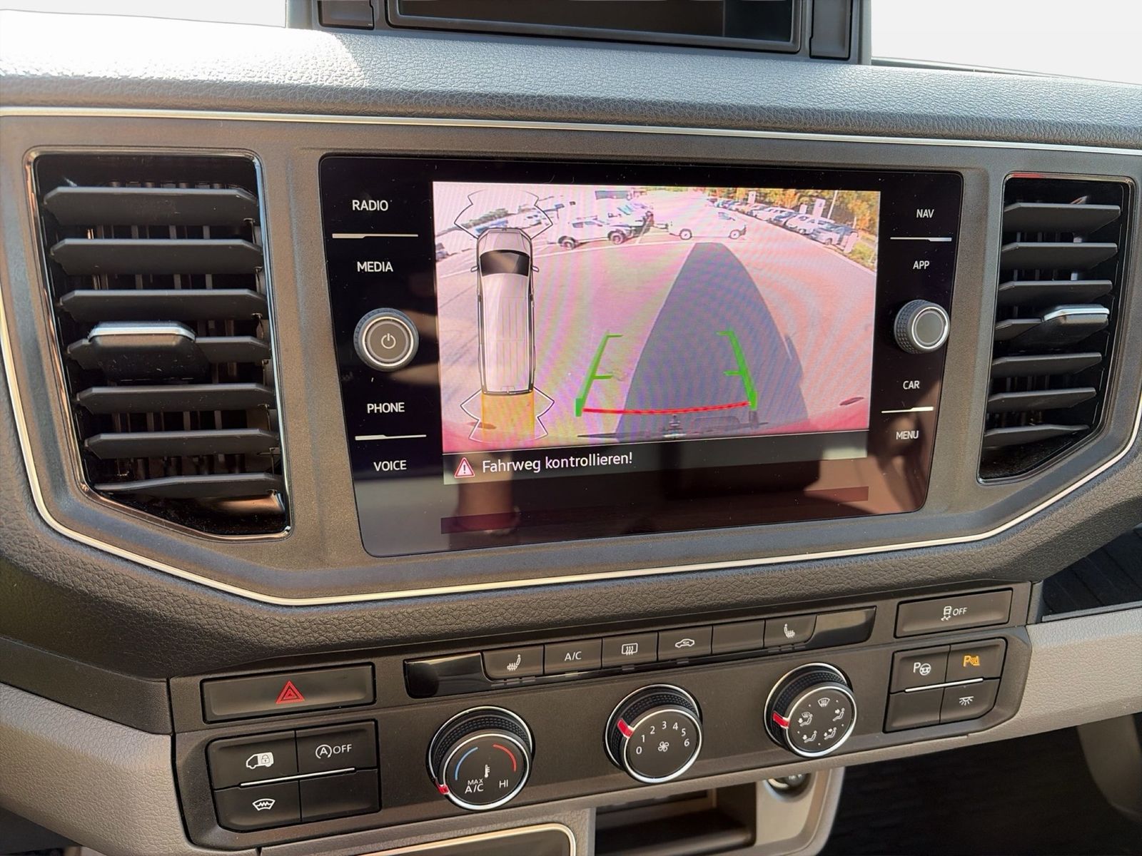 Fahrzeugabbildung Volkswagen Crafter Kasten 35 2.0 TDI 103kW CarPlay AHK ACC - mit KI generiert/bearbeitet
