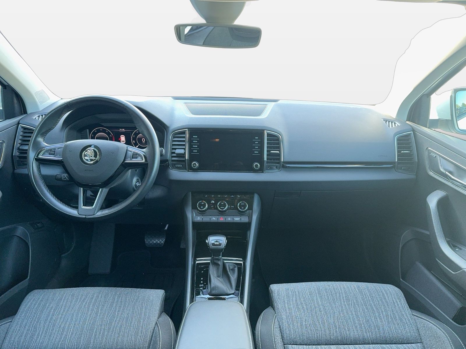 Fahrzeugabbildung SKODA Karoq Style 1.5l TSI 110kW 7-Gang-DSG 4xSHZG LED - mit KI generiert/bearbeitet