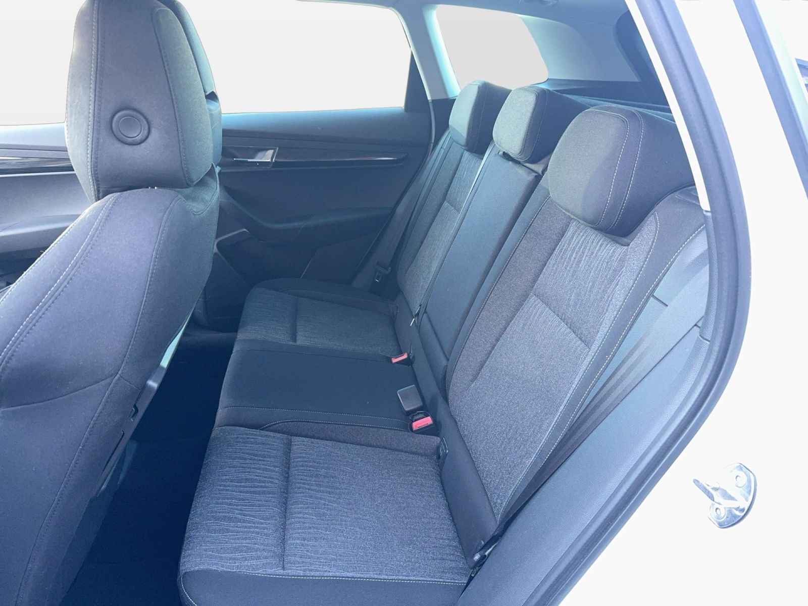 Fahrzeugabbildung SKODA Karoq Style 1.5l TSI 110kW 7-Gang-DSG 4xSHZG LED - mit KI generiert/bearbeitet