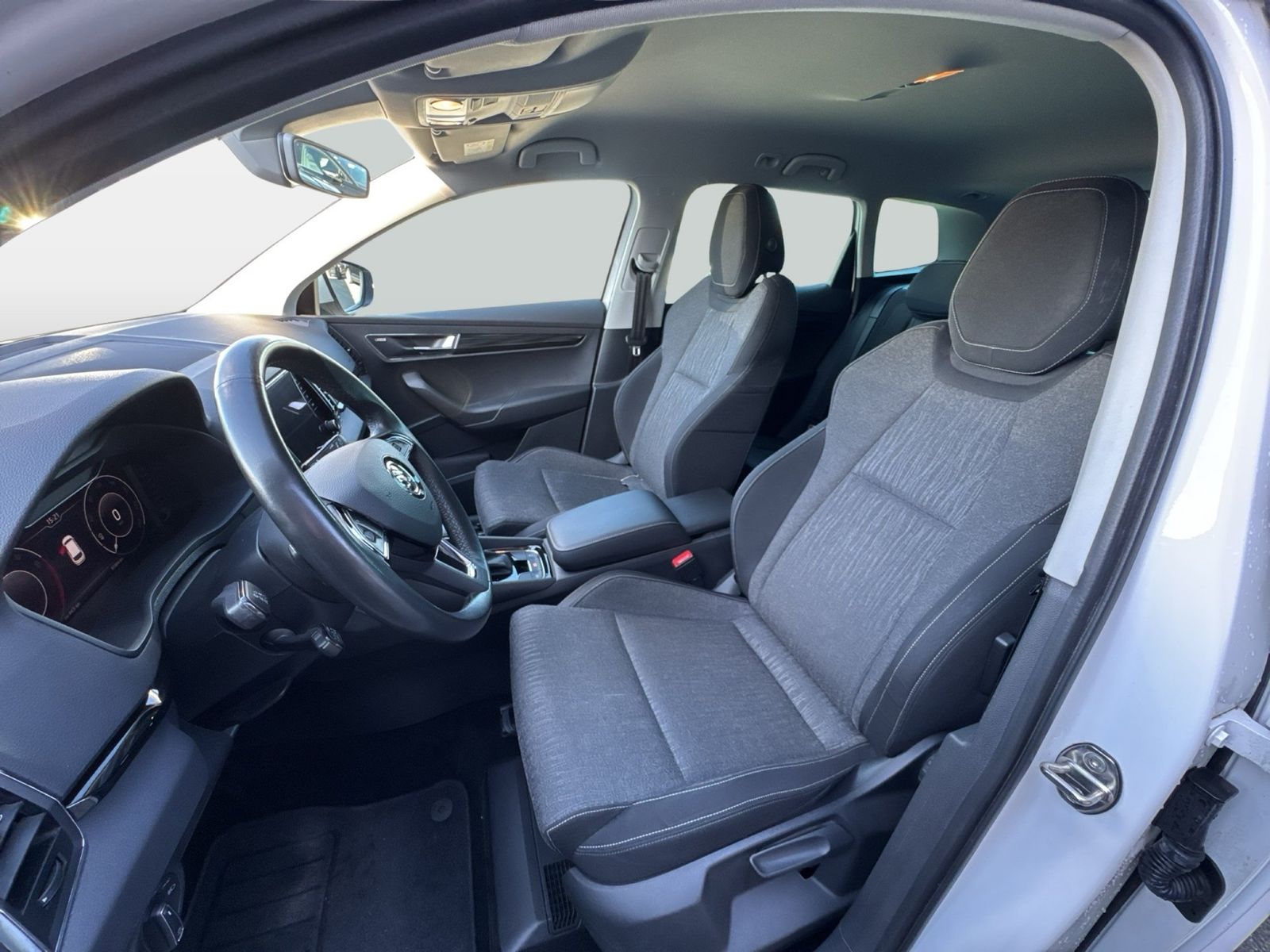 Fahrzeugabbildung SKODA Karoq Style 1.5l TSI 110kW 7-Gang-DSG 4xSHZG LED - mit KI generiert/bearbeitet