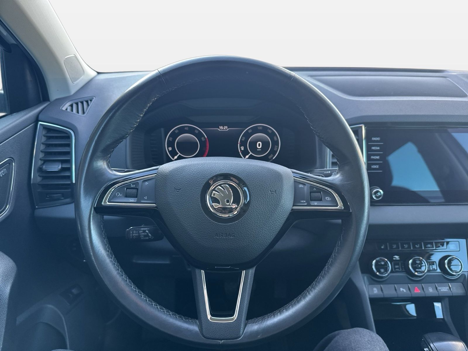 Fahrzeugabbildung SKODA Karoq Style 1.5l TSI 110kW 7-Gang-DSG 4xSHZG LED - mit KI generiert/bearbeitet