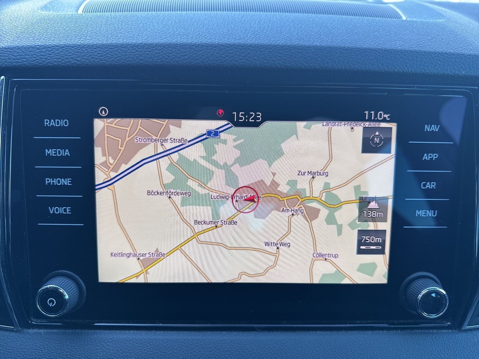 Fahrzeugabbildung SKODA Karoq Style 1.5l TSI 110kW 7-Gang-DSG 4xSHZG LED - mit KI generiert/bearbeitet