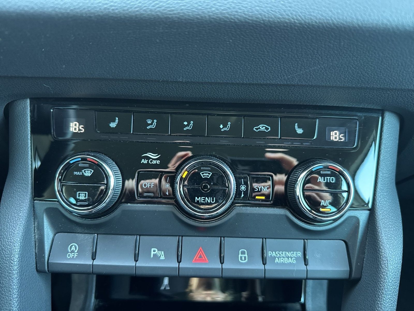 Fahrzeugabbildung SKODA Karoq Style 1.5l TSI 110kW 7-Gang-DSG 4xSHZG LED - mit KI generiert/bearbeitet