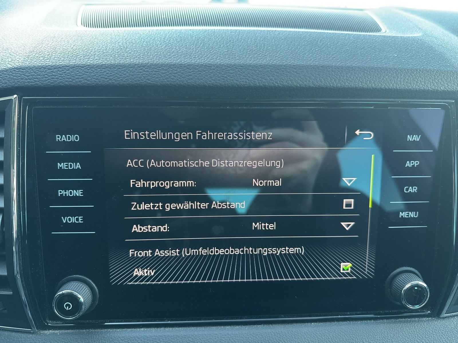 Fahrzeugabbildung SKODA Karoq Style 1.5l TSI 110kW 7-Gang-DSG 4xSHZG LED - mit KI generiert/bearbeitet