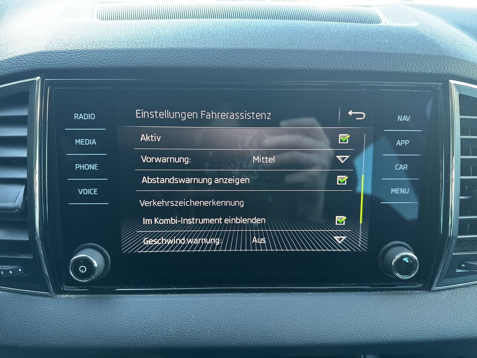 Fahrzeugabbildung SKODA Karoq Style 1.5l TSI 110kW 7-Gang-DSG 4xSHZG LED - mit KI generiert/bearbeitet