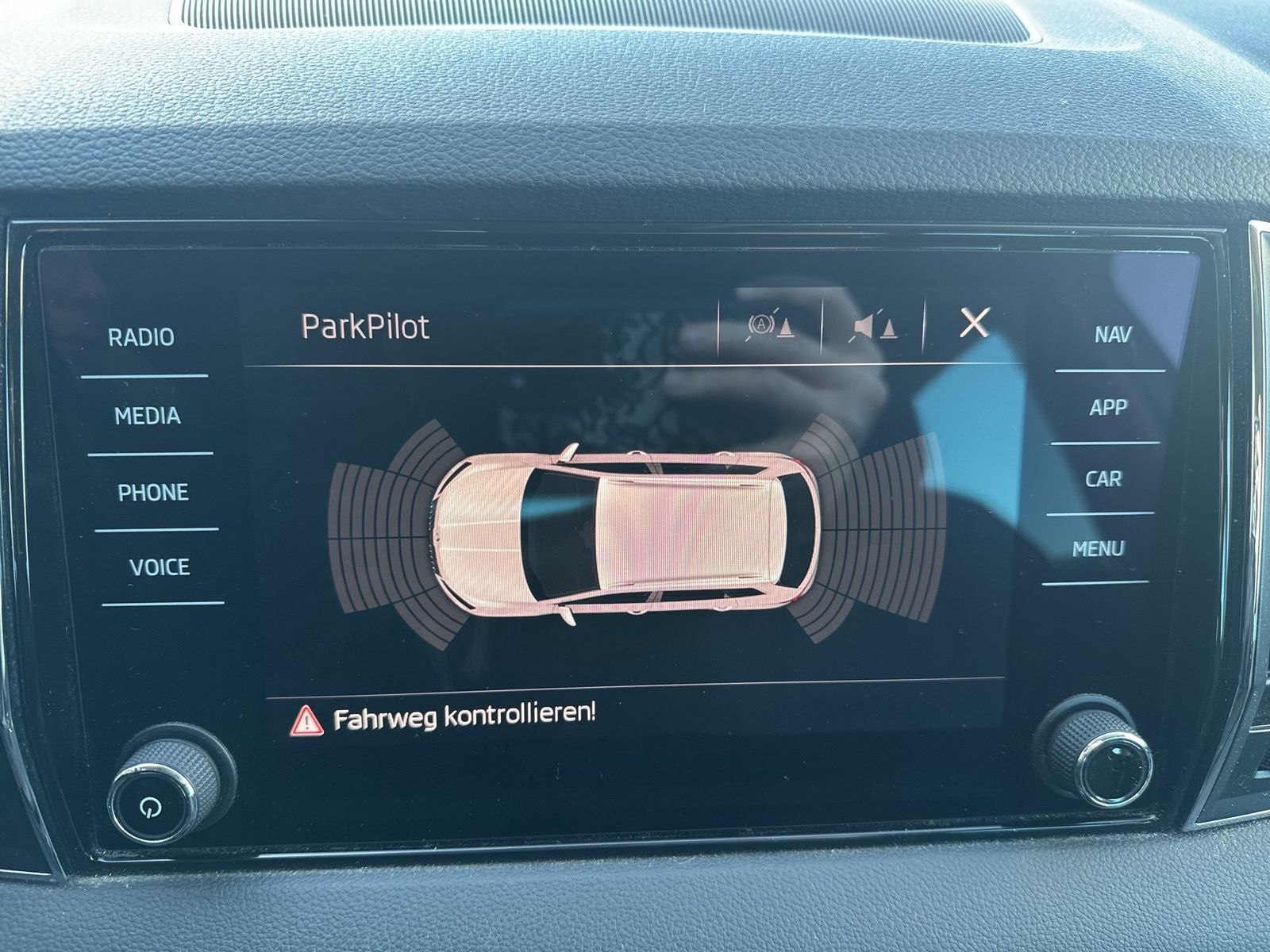 Fahrzeugabbildung SKODA Karoq Style 1.5l TSI 110kW 7-Gang-DSG 4xSHZG LED - mit KI generiert/bearbeitet