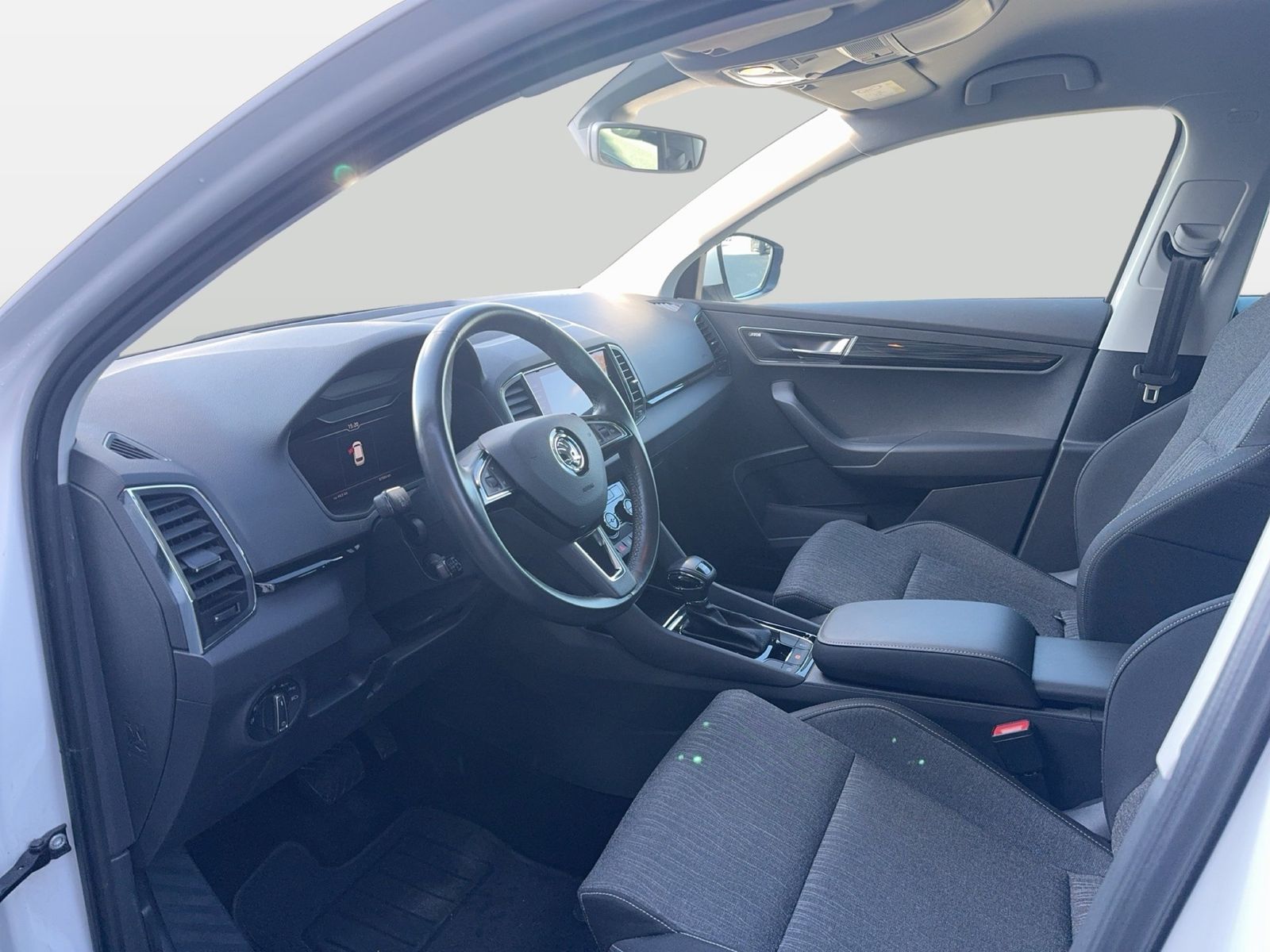 Fahrzeugabbildung SKODA Karoq Style 1.5l TSI 110kW 7-Gang-DSG 4xSHZG LED - mit KI generiert/bearbeitet