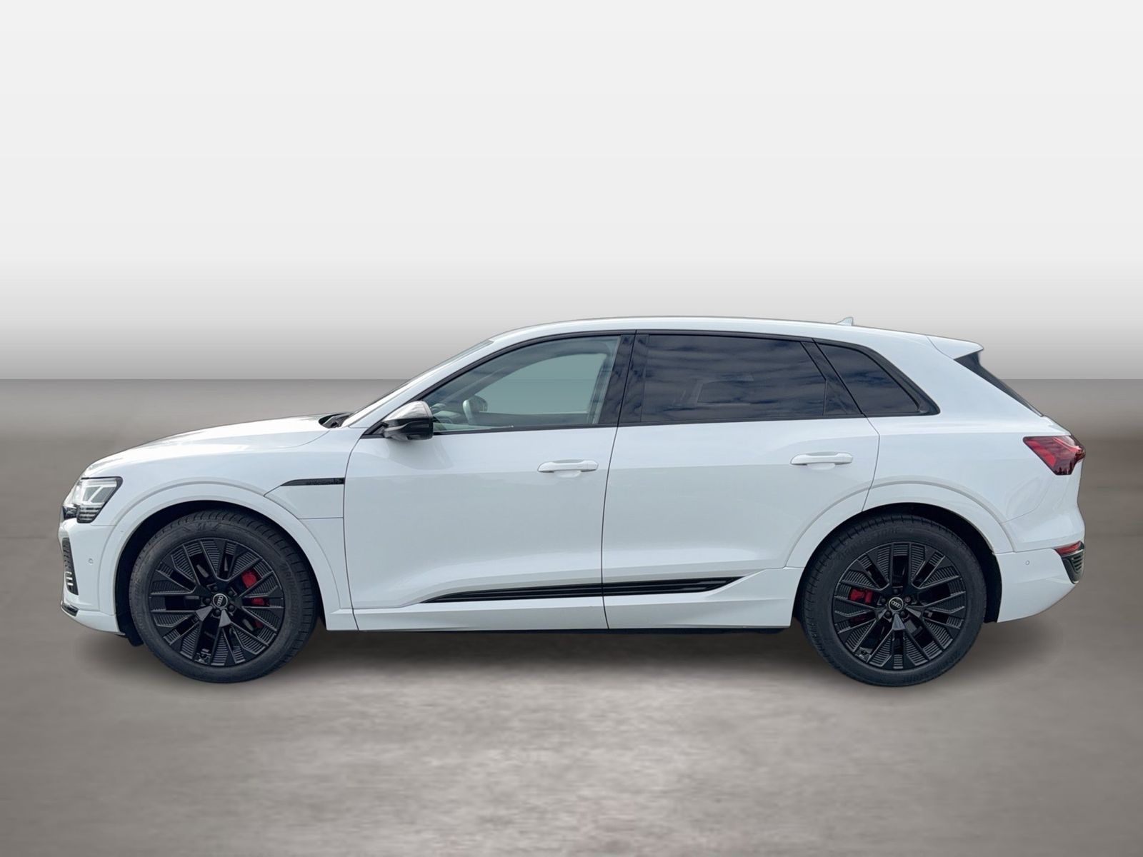 Fahrzeug autohaus mense Fahrzeugabbildung Audi Q8 e-tron 55 quattro S line Matrix HUD Luft Pano - mit KI generiert/bearbeitet