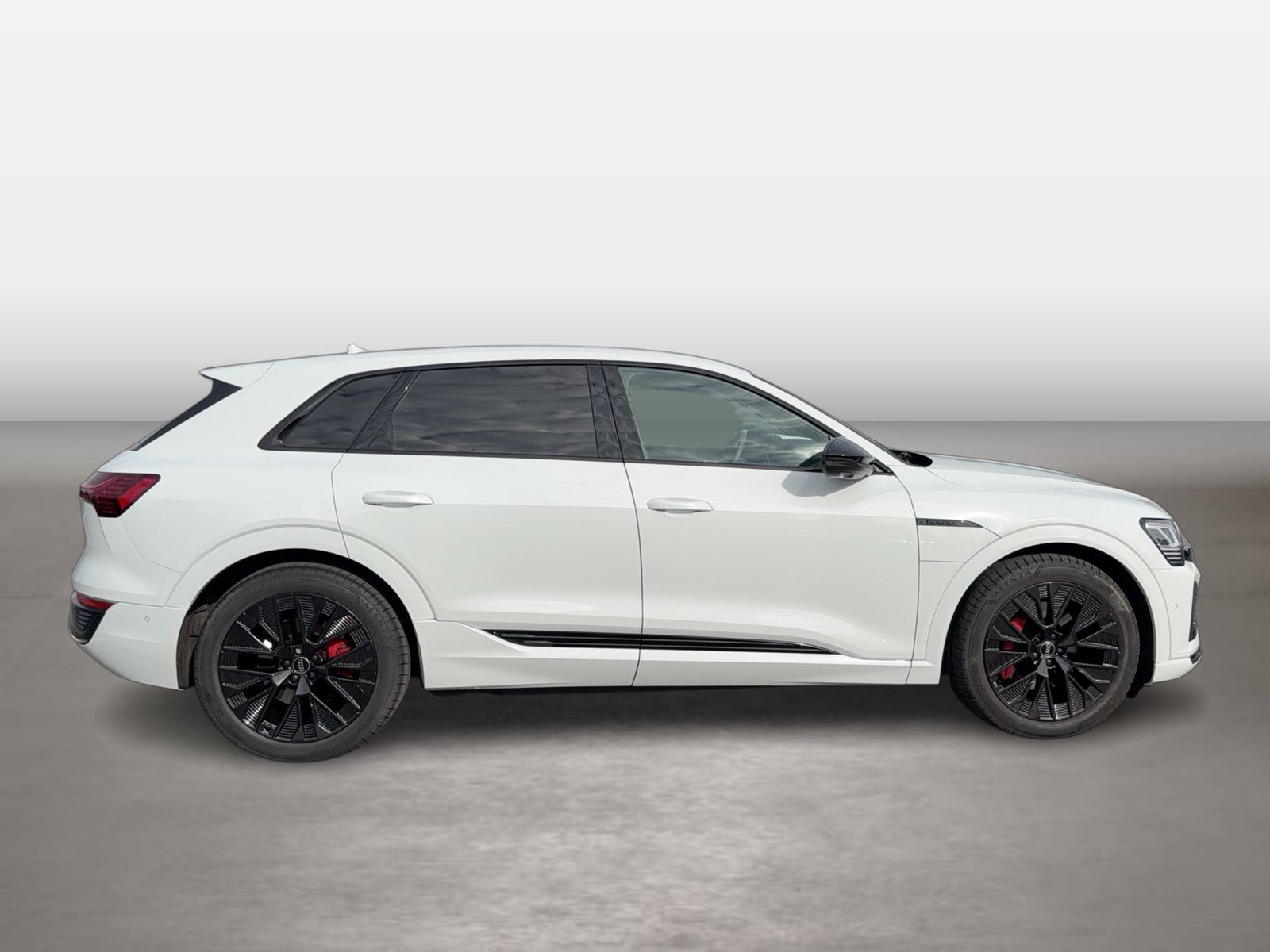 Fahrzeug autohaus mense Fahrzeugabbildung Audi Q8 e-tron 55 quattro S line Matrix HUD Luft Pano - mit KI generiert/bearbeitet