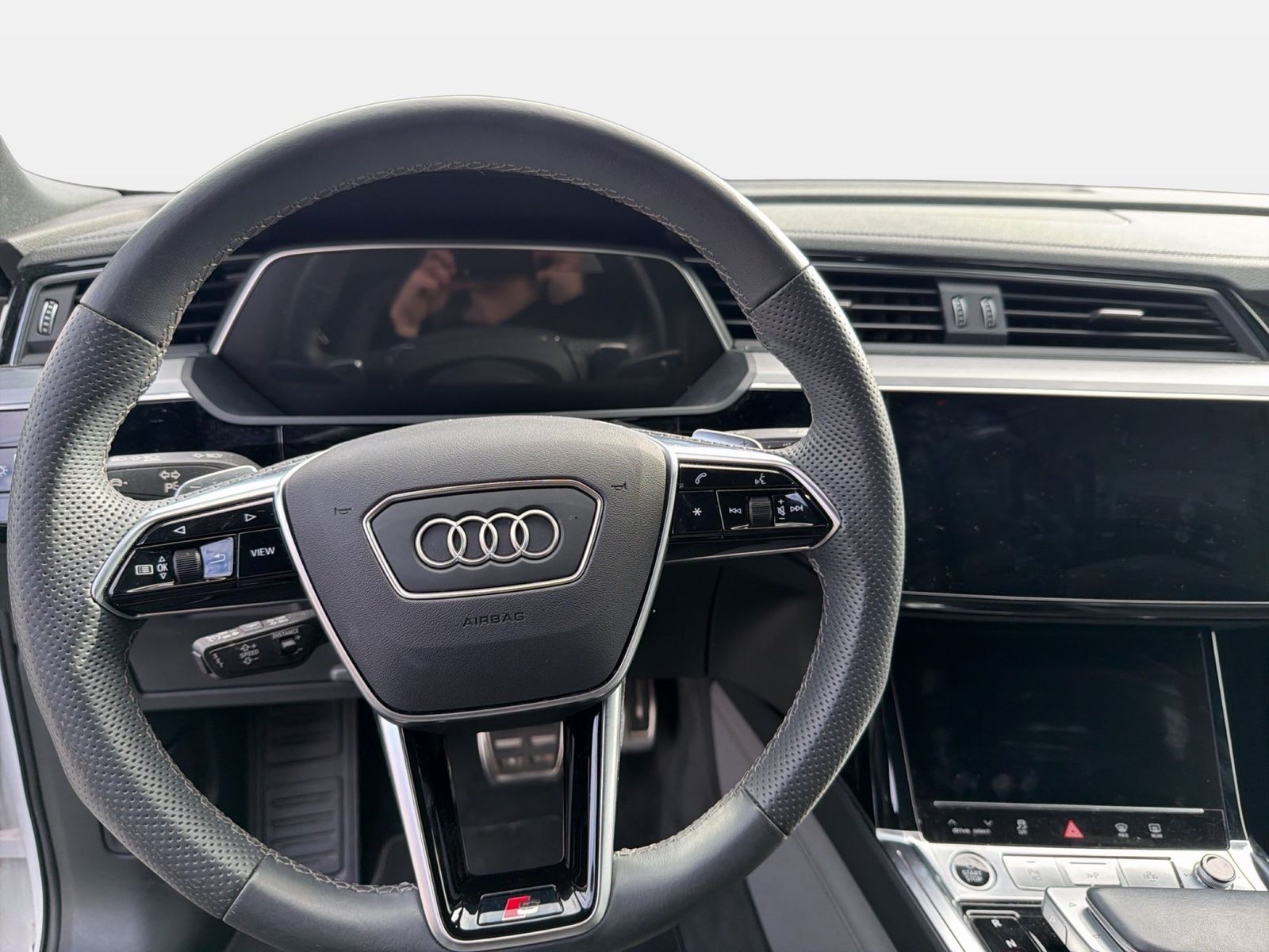 Fahrzeug autohaus mense Fahrzeugabbildung Audi Q8 e-tron 55 quattro S line Matrix HUD Luft Pano - mit KI generiert/bearbeitet