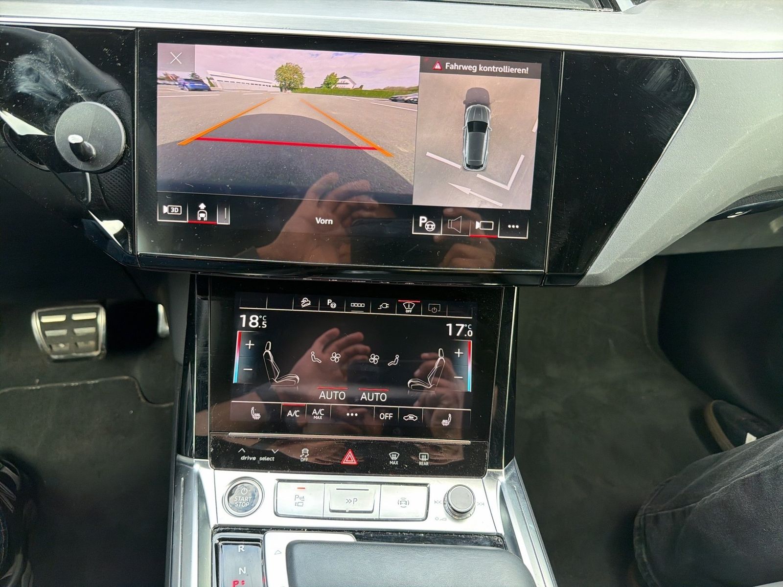 Fahrzeug autohaus mense Fahrzeugabbildung Audi Q8 e-tron 55 quattro S line Matrix HUD Luft Pano - mit KI generiert/bearbeitet