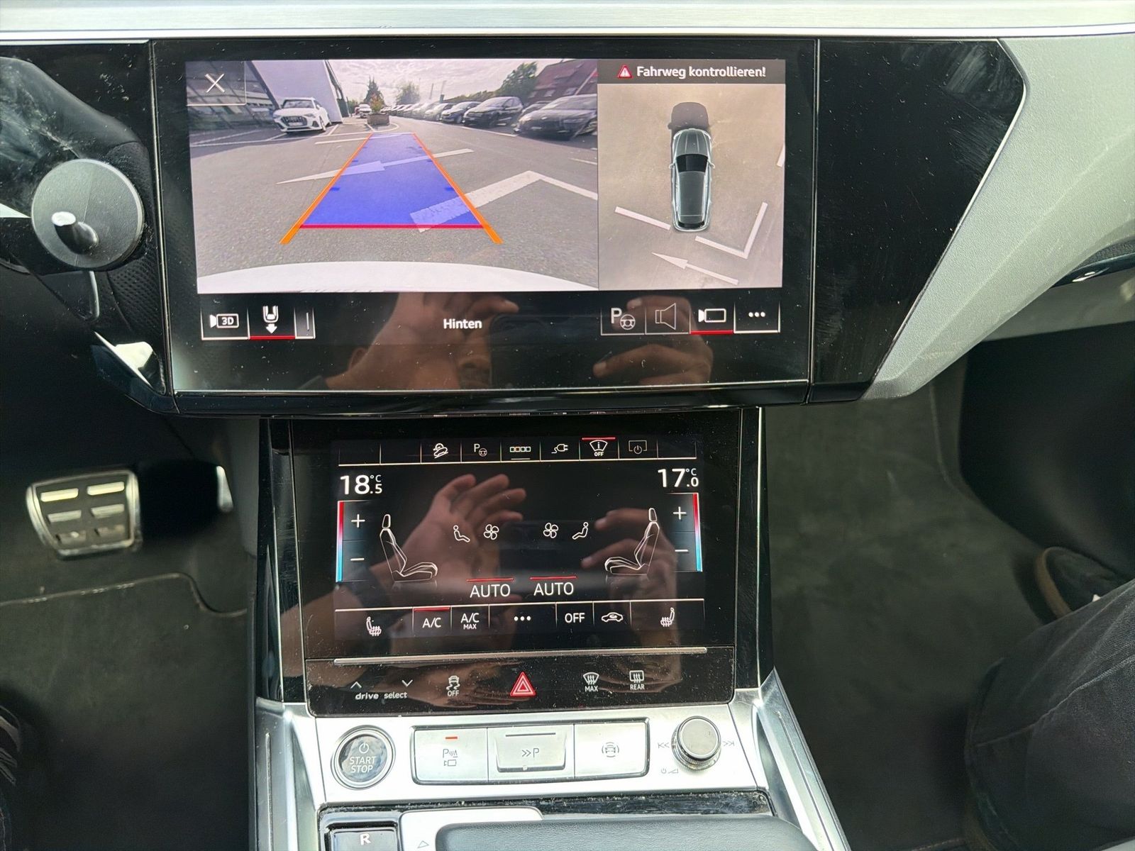 Fahrzeug autohaus mense Fahrzeugabbildung Audi Q8 e-tron 55 quattro S line Matrix HUD Luft Pano - mit KI generiert/bearbeitet