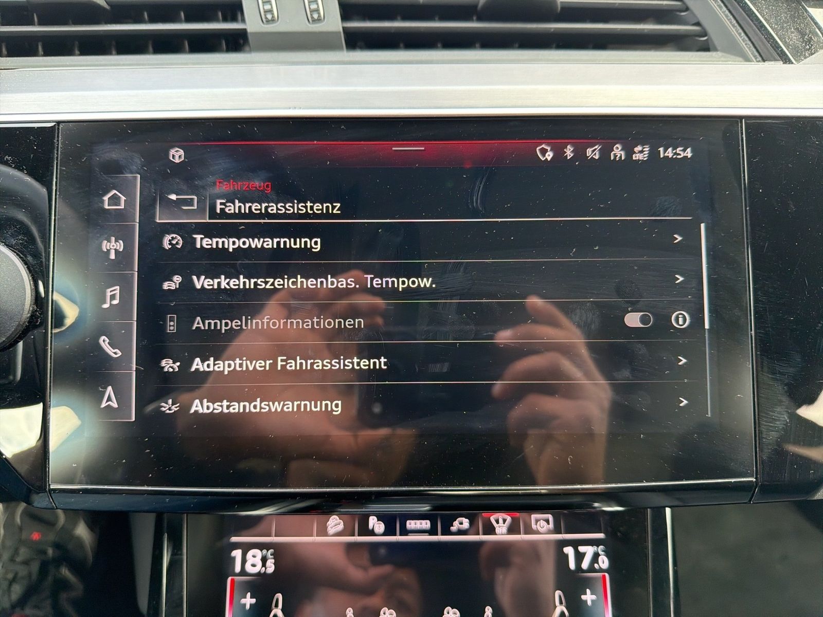Fahrzeug autohaus mense Fahrzeugabbildung Audi Q8 e-tron 55 quattro S line Matrix HUD Luft Pano - mit KI generiert/bearbeitet